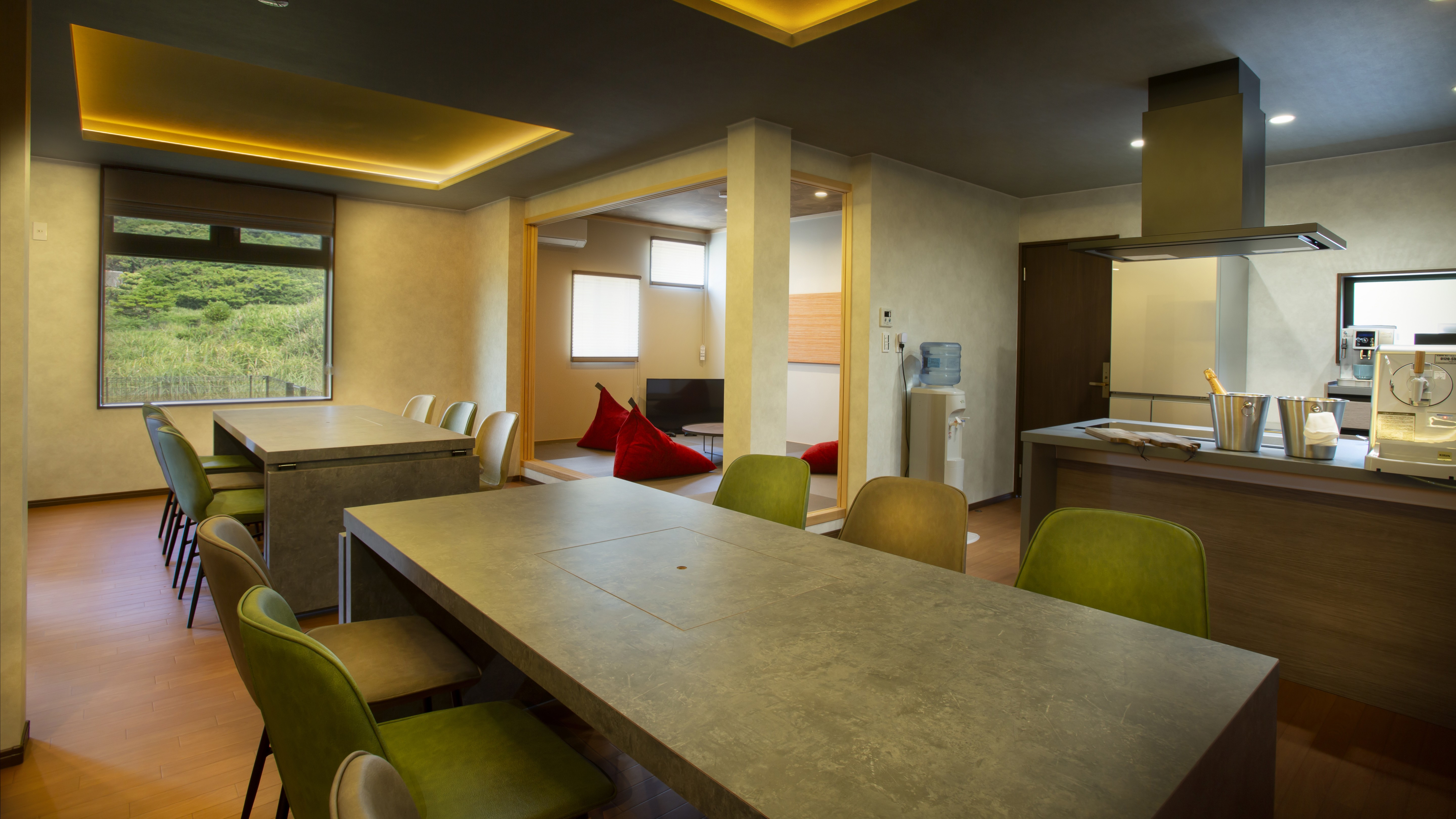 【ダイニング】家族や仲間でゆったりと過ごせるダイニングテーブル。