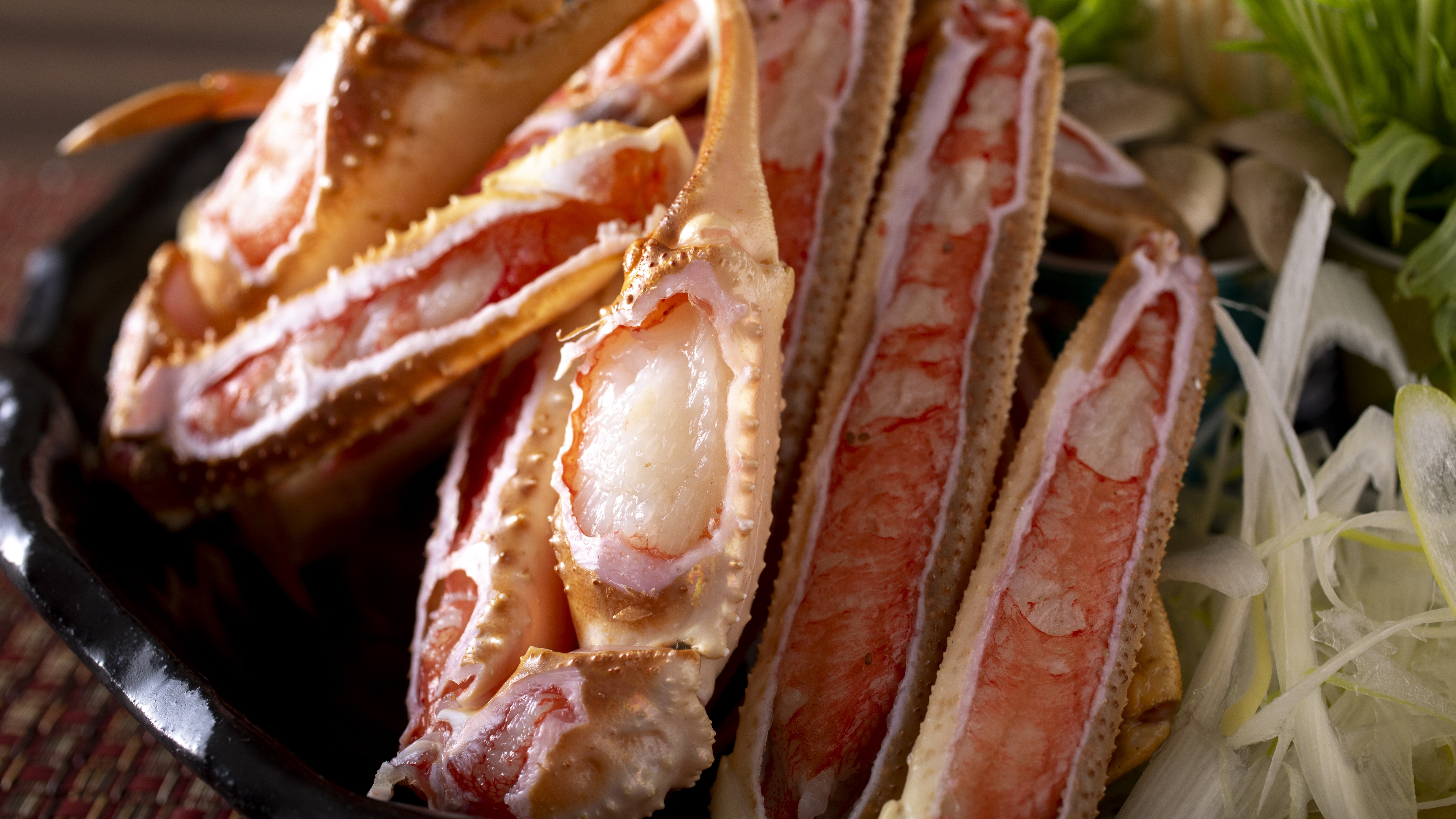 【夕食オプション】通年人気のズワイガニを、お一人様につき約1杯（2肩・甲羅なし）をご用意。