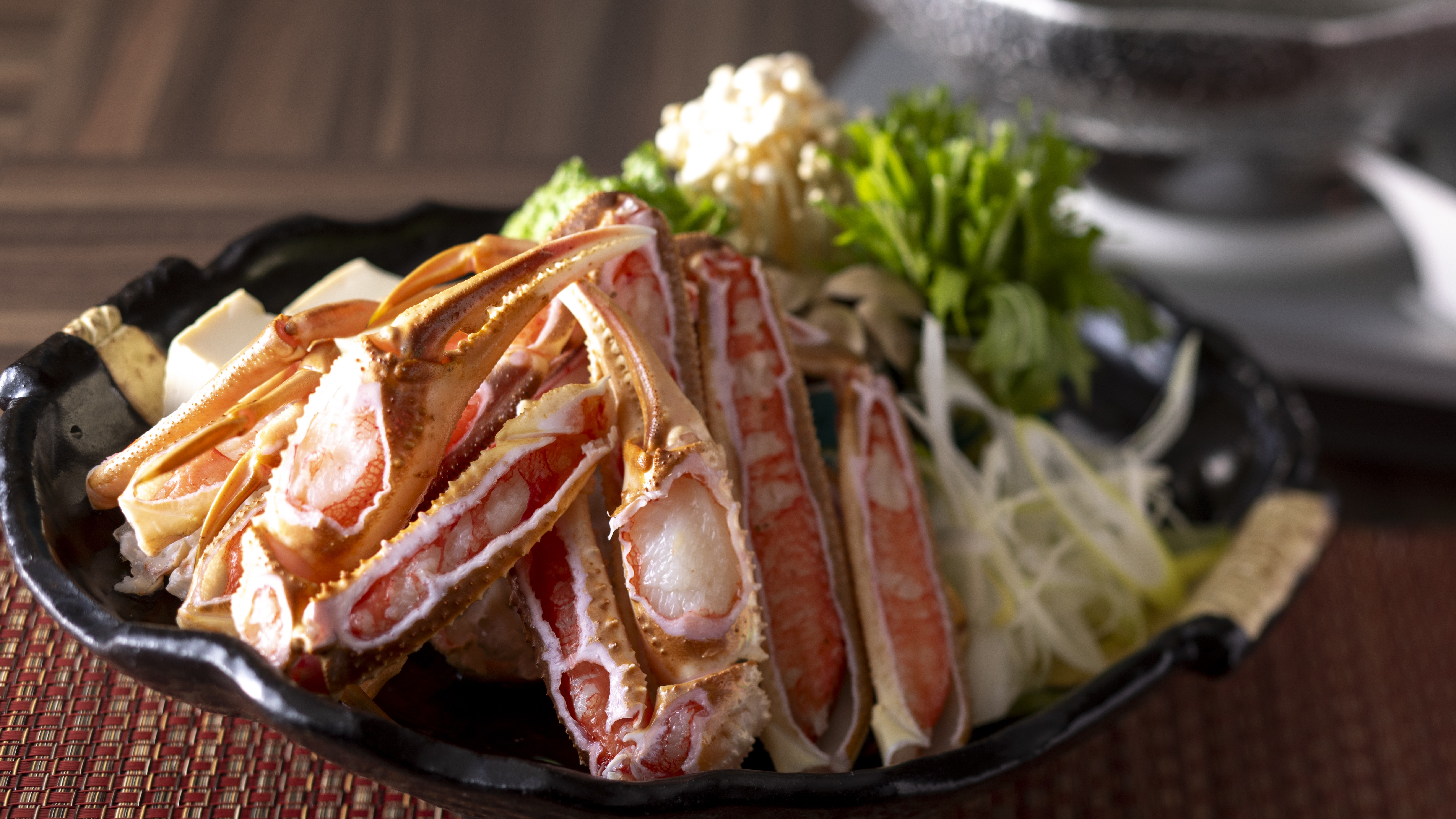 【夕食オプション】通年人気のズワイガニを、お一人様につき約1杯（2肩・甲羅なし）をご用意。