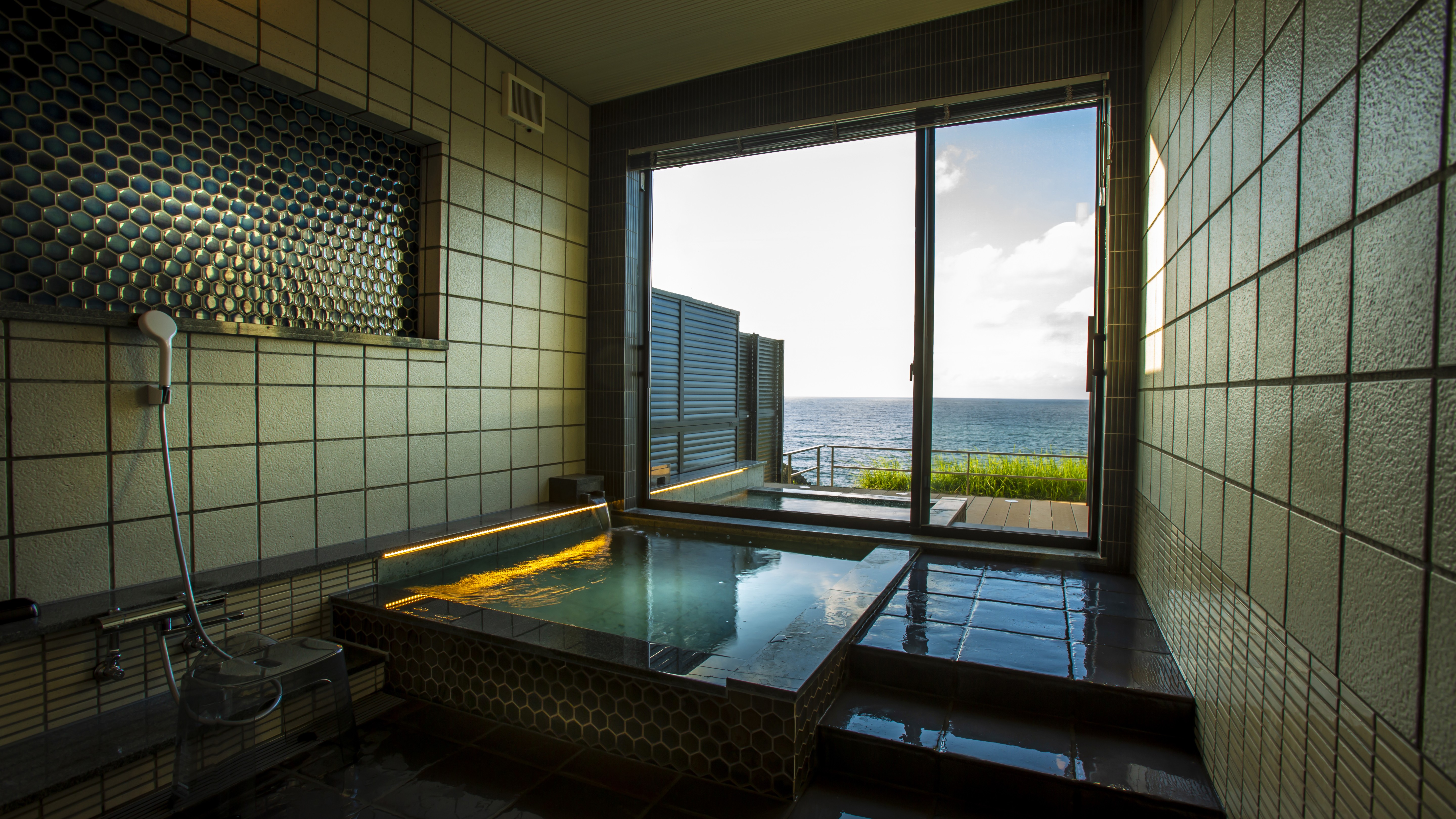 【お風呂】オーシャンビューの内湯はまるで日本海に浸かっているよう。ph値9.44のアルカリ性単純温泉