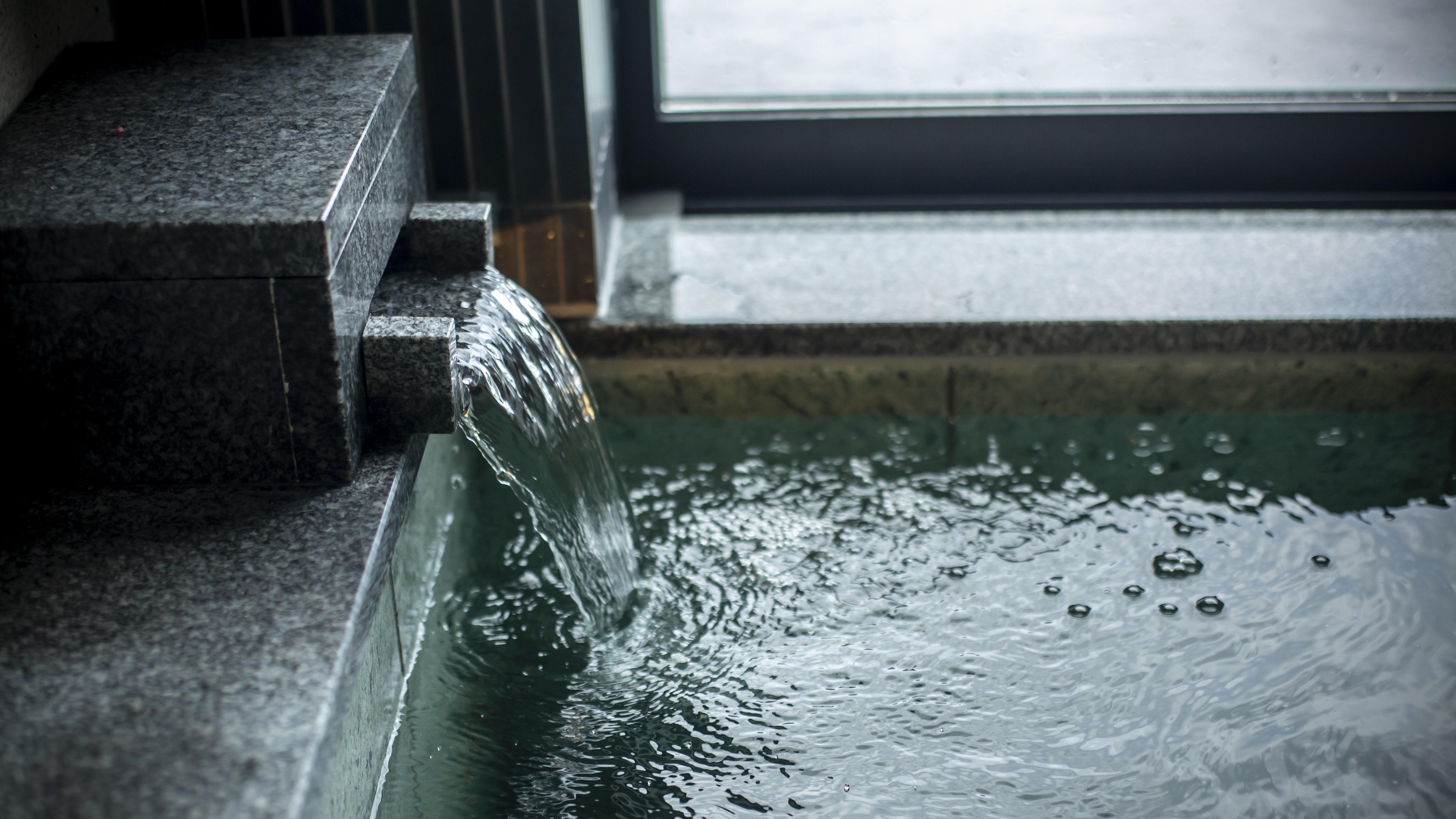 【お風呂】オーシャンビューの内湯はまるで日本海に浸かっているよう。ph値9.44のアルカリ性単純温泉