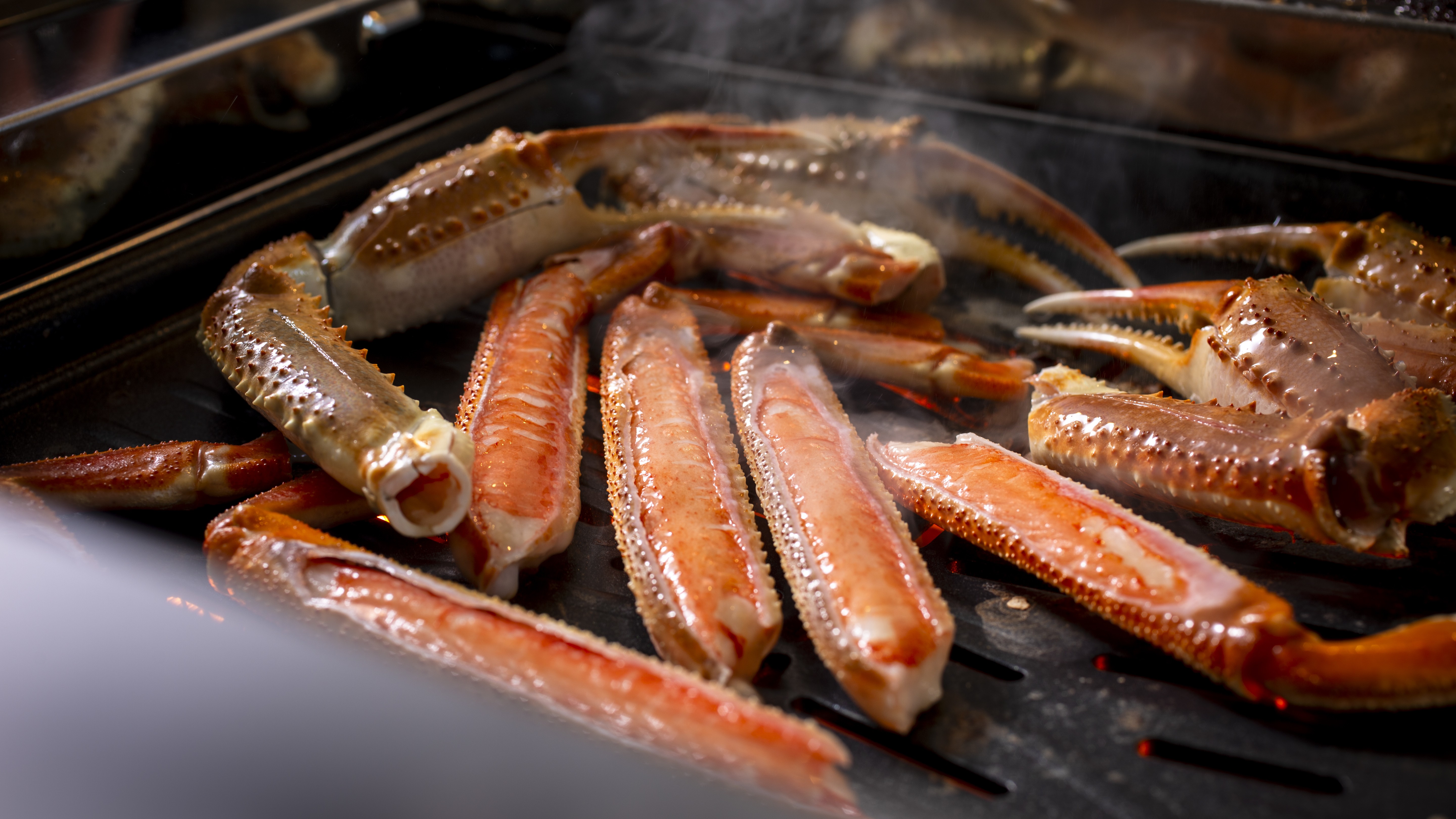 【夕食オプション】通年人気のズワイガニを、お一人様につき約1杯（2肩・甲羅なし）をご用意。