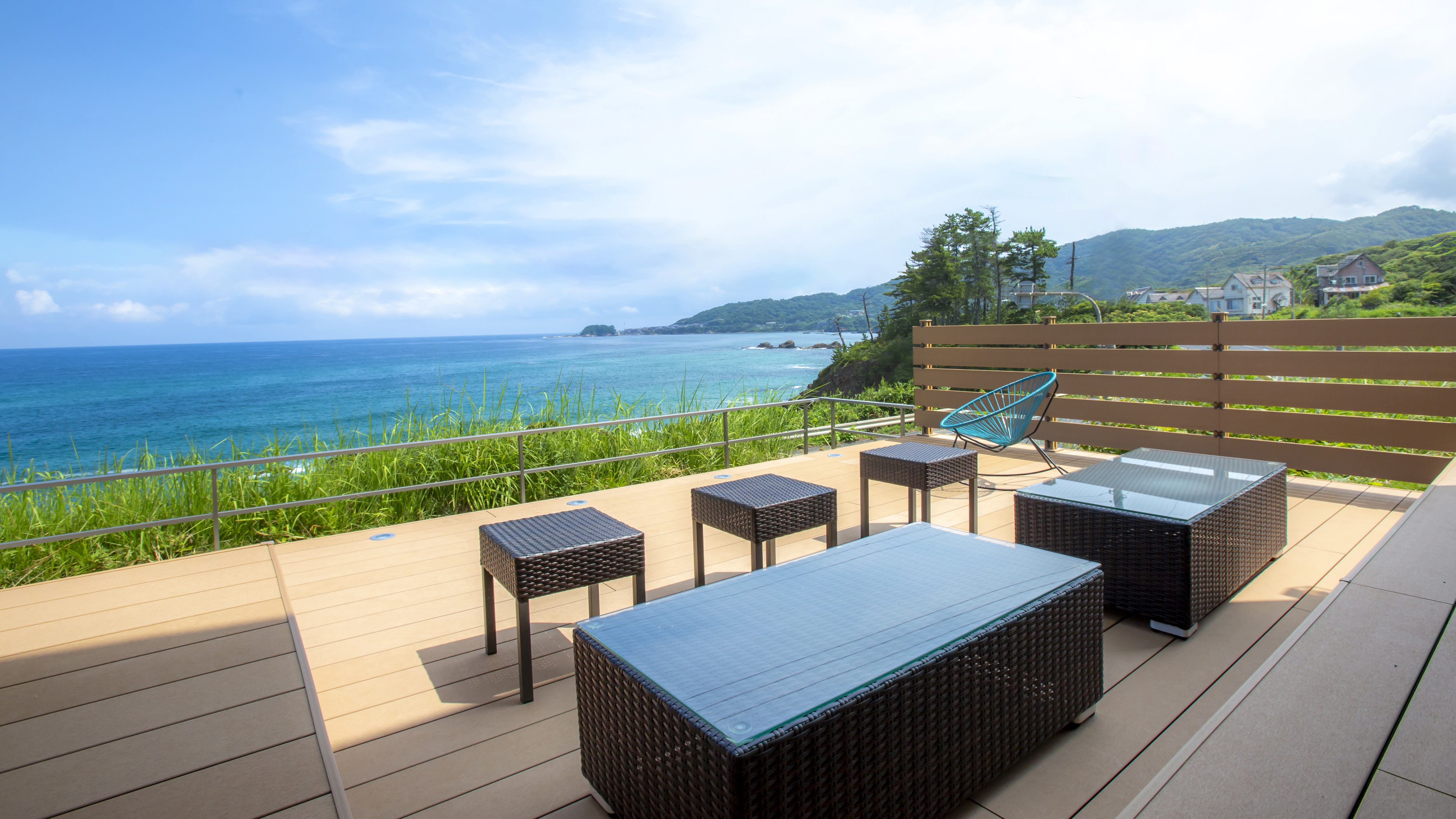 【テラス】テラスからは刻一刻と変わる日本海の情景が楽しめます。