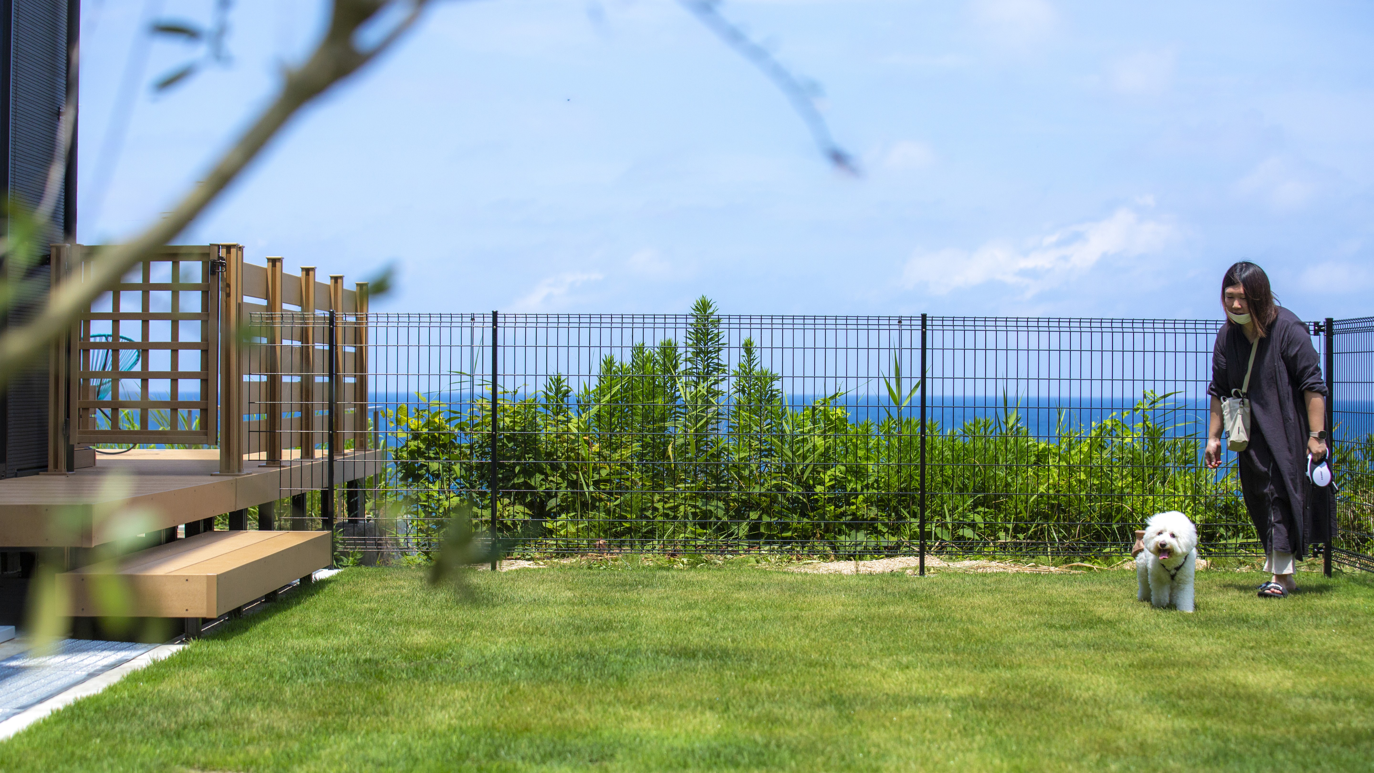 【ドッグラン】愛犬とも楽しめるように、天然芝のプライベートドッグランをご用意しております。