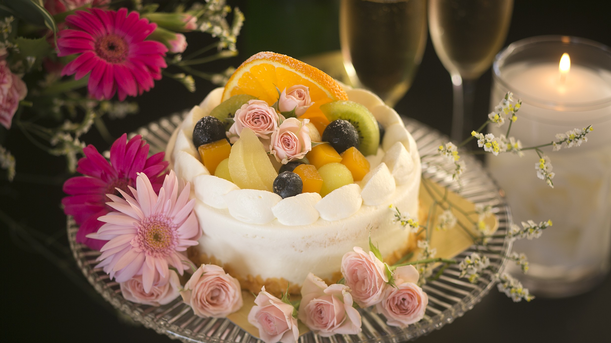 【記念日ホールケーキ】特別な一日にぴったりの華やかなケーキ、12cmは2～3名様にちょうど良いサイズ