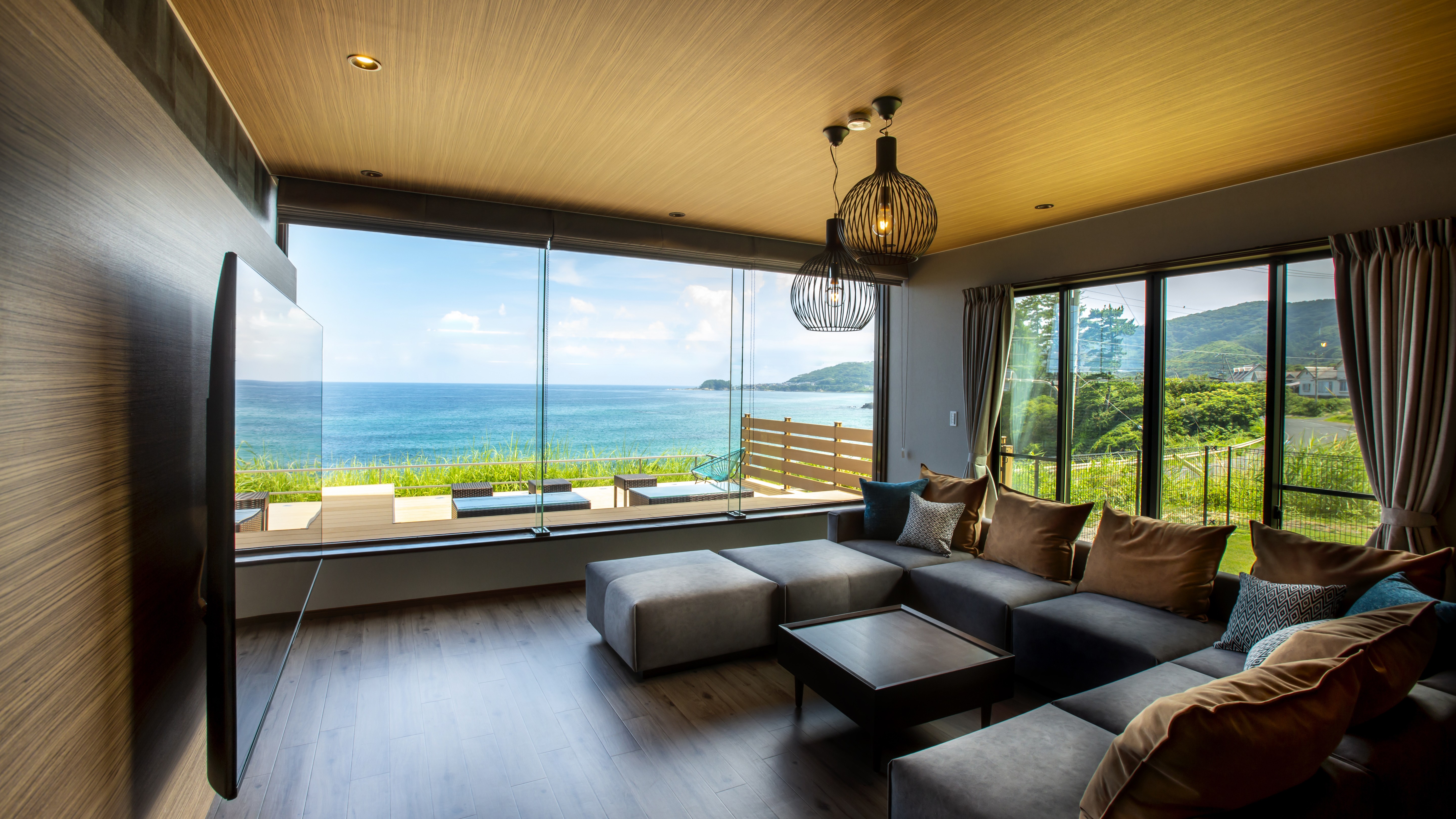 【リビング】大きな窓からは雄大な日本海の絶景を一望でき、のんびりした時間が過ぎていきます。