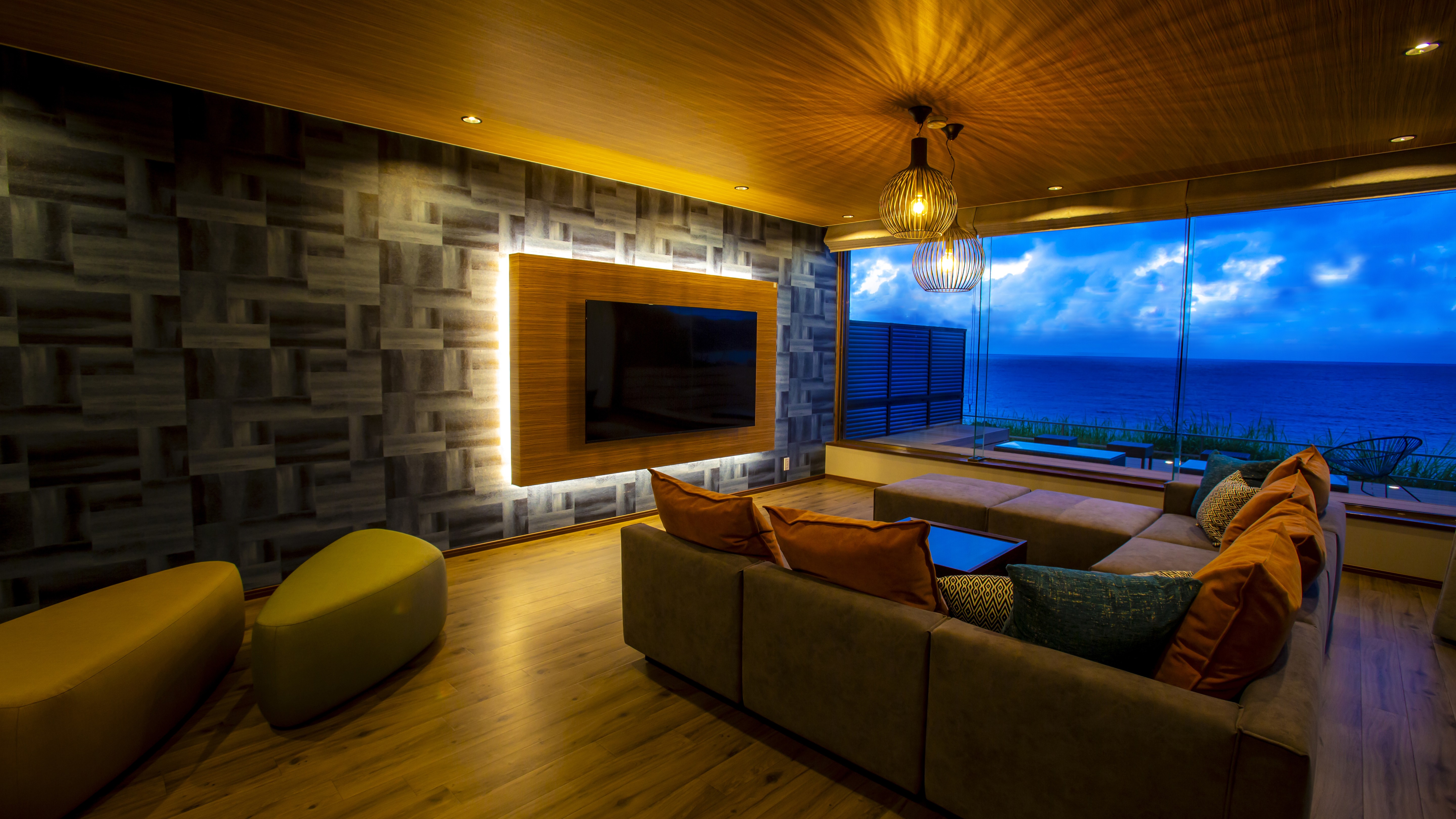 【リビング】大きな窓からは雄大な日本海の絶景を一望でき、のんびりした時間が過ぎていきます。（75型TV　床暖房完備）