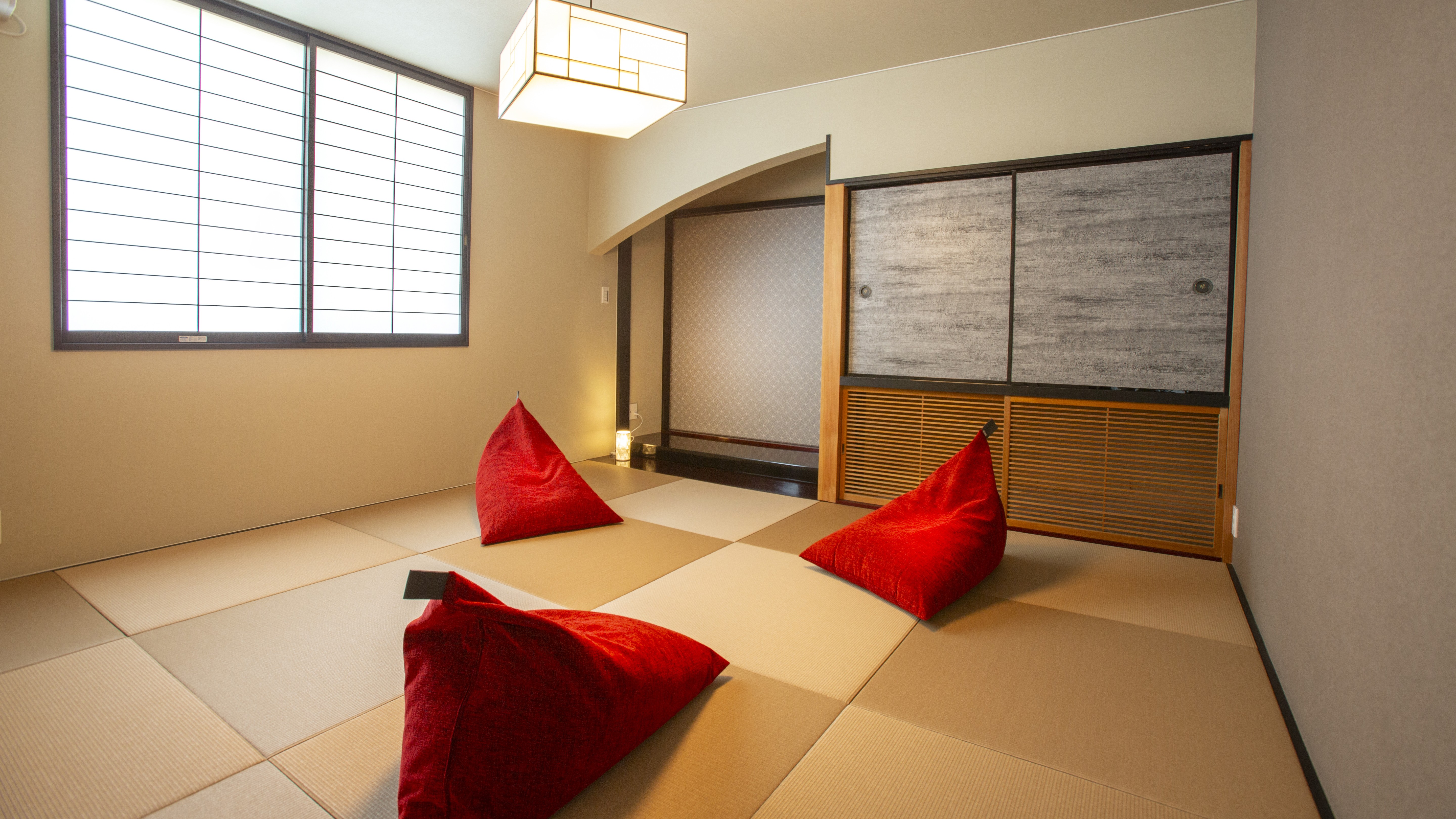 【客室・2階和室1】和室で家族・気の合う仲間と過ごす最高な休日を。最大4枚布団が敷くことができます。