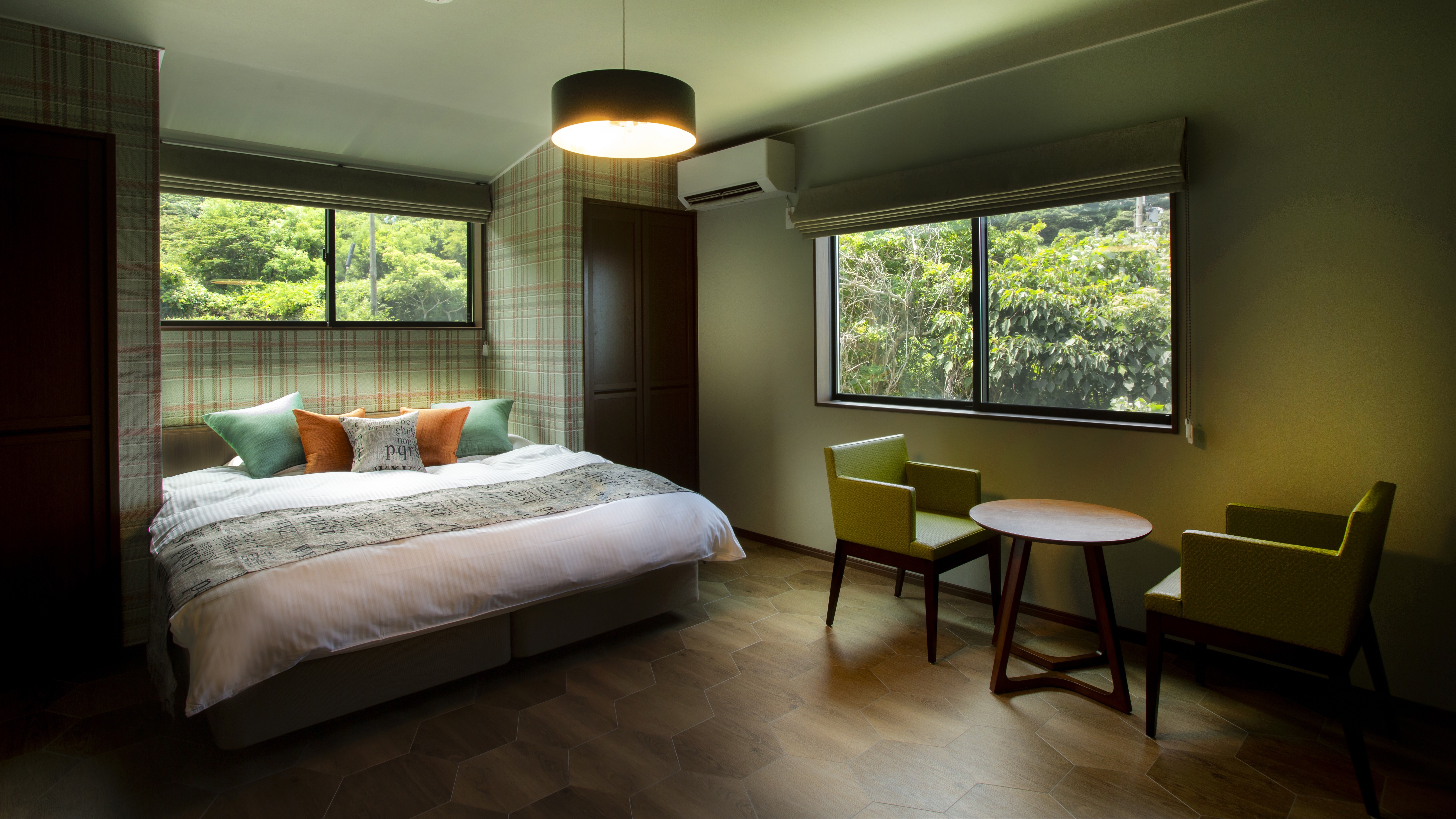 【客室・2階南側客室】クイーンサイズのダブルベッドで家族・気の合う仲間とゆったりと過ごす最高な休日。