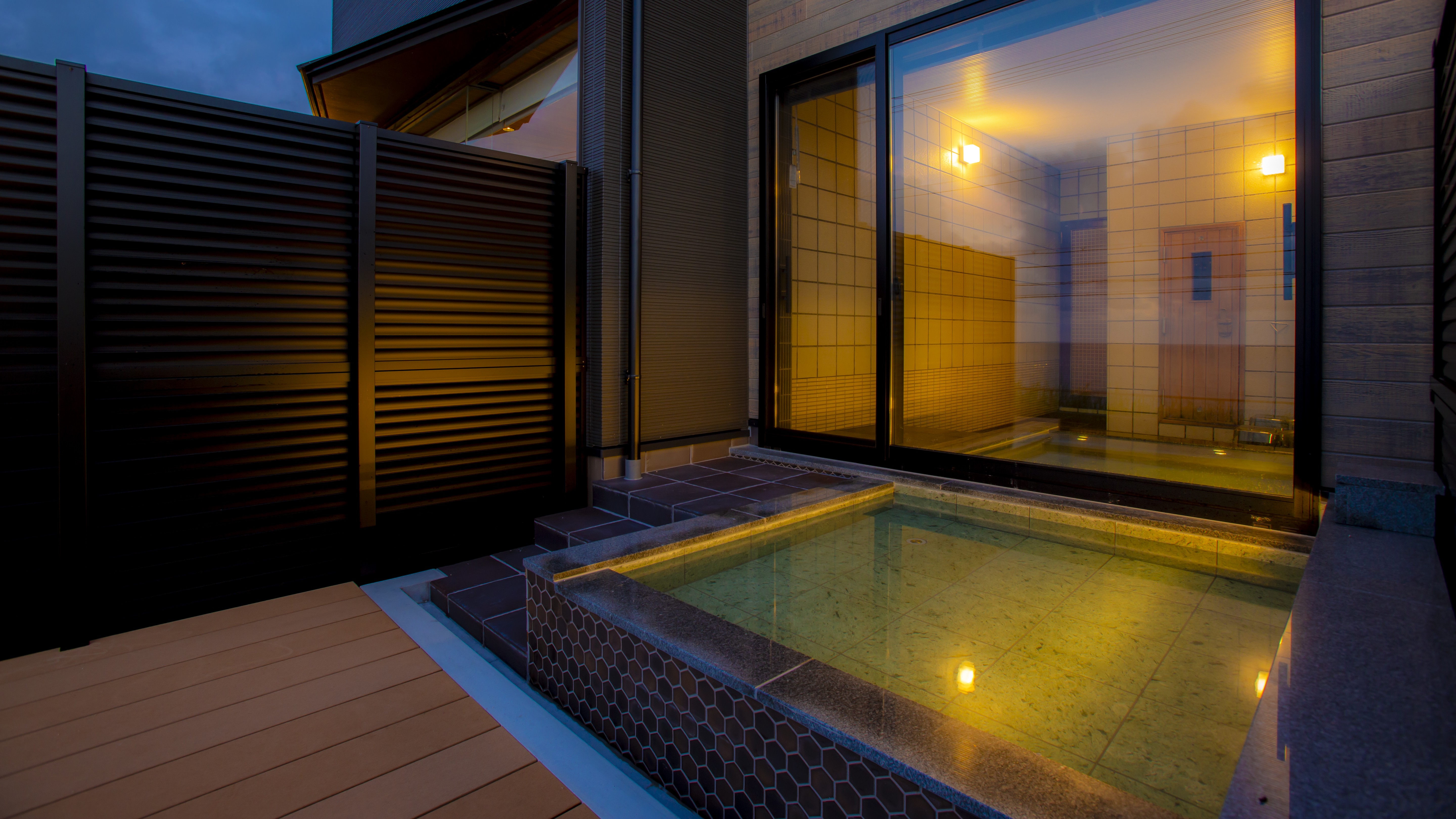 【お風呂】外の露天風呂はオーシャンビューの水風呂です。