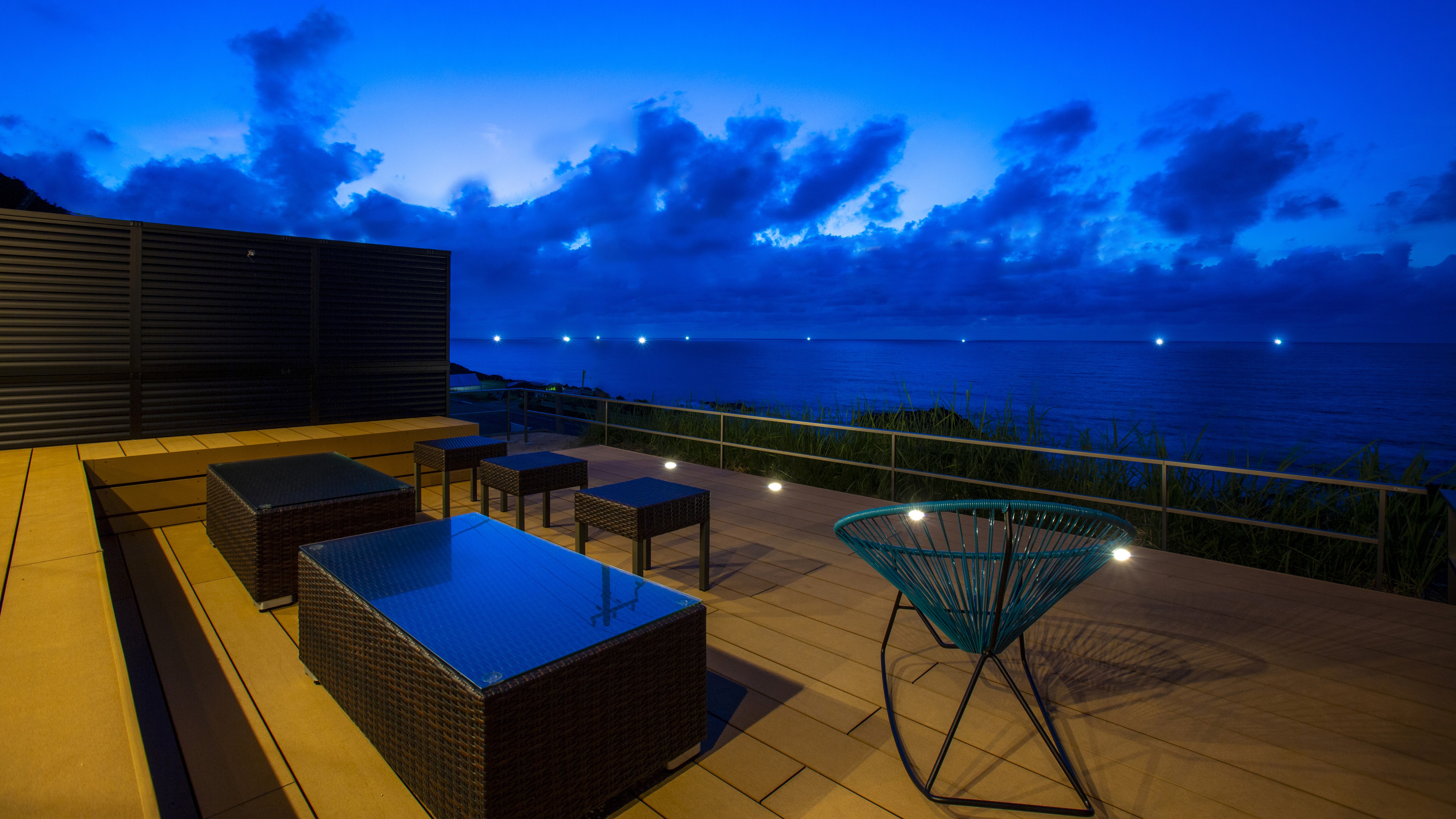 【テラス】テラスからは刻一刻と変わる日本海の情景が楽しめます。