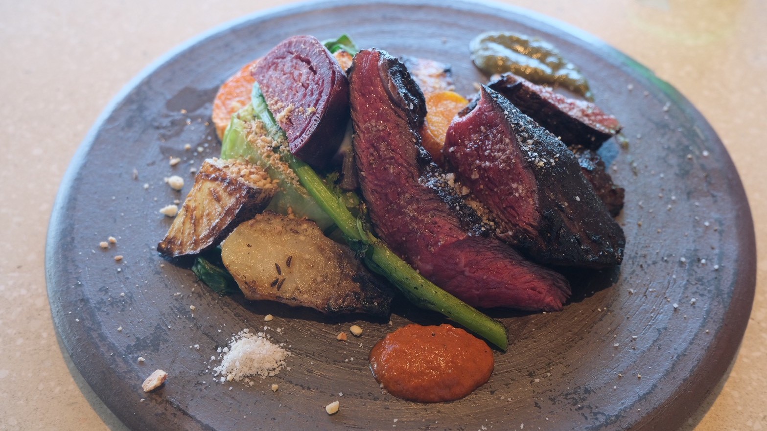 【お料理】丹後の名店「raw」で絶品料理を味わう。肉料理は火入れが絶妙で、美味です。