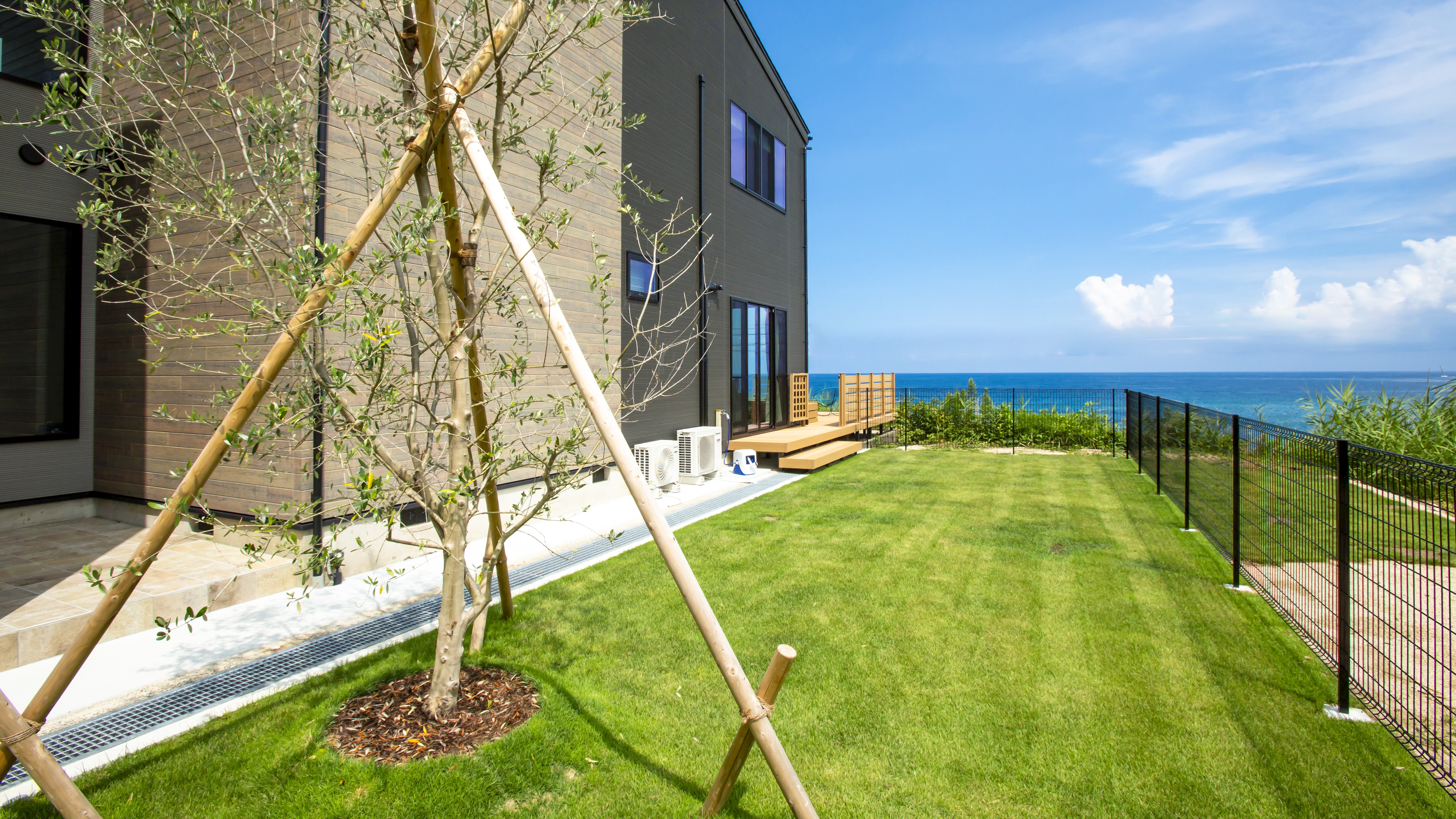 【ドッグラン】愛犬とも楽しめるように、天然芝のプライベートドッグランをご用意しております。