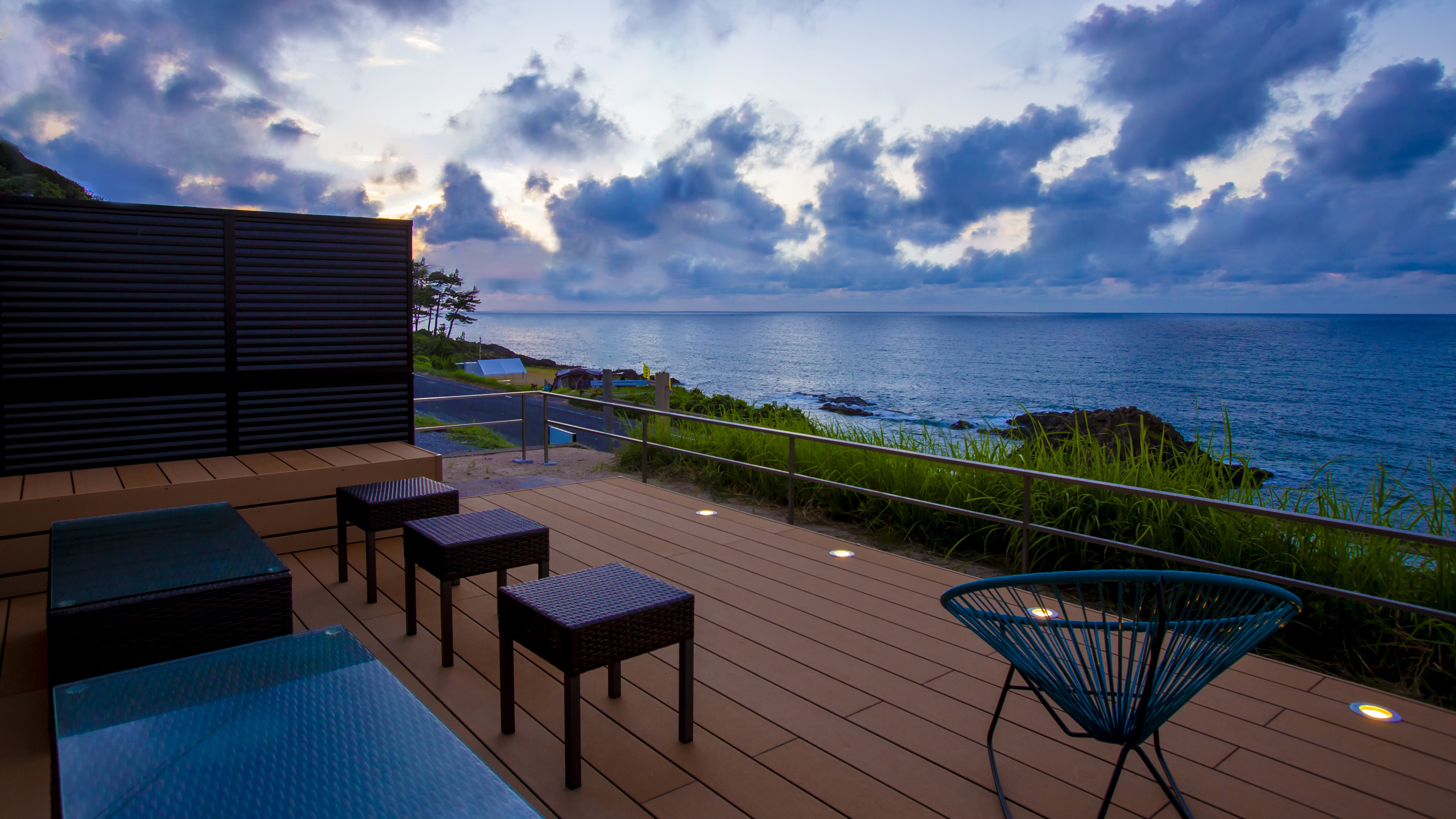 【テラス】テラスからは刻一刻と変わる日本海の情景が楽しめます。