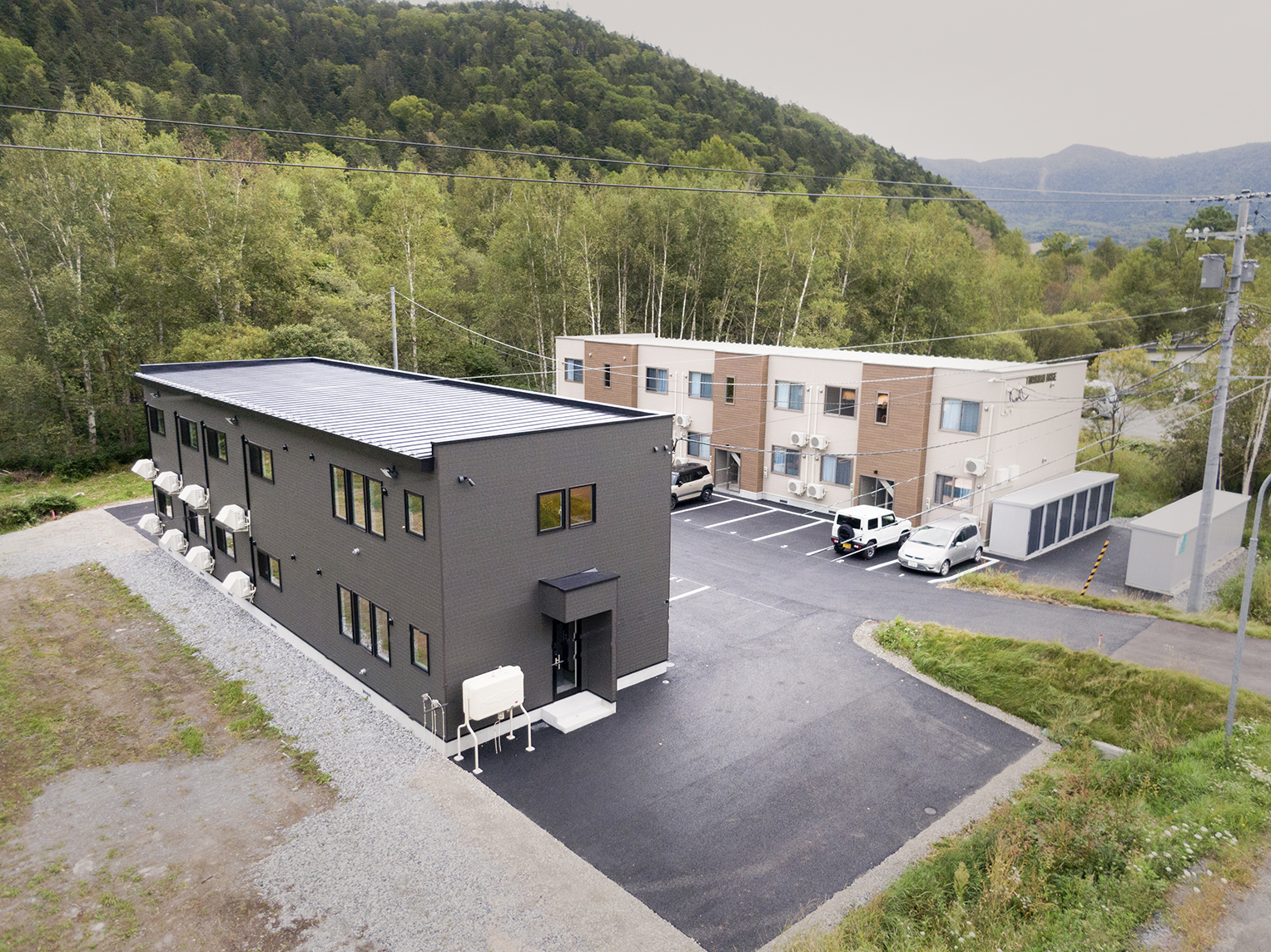 茶色の建物が施設です、左側のエリアにお車を駐車ください