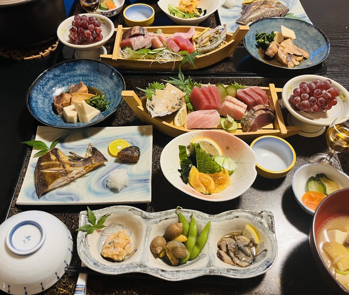 二食付きお手軽プラン　お一人様舟盛、魚料理二品、三点盛、小鉢、　土鍋ご飯、あら汁
