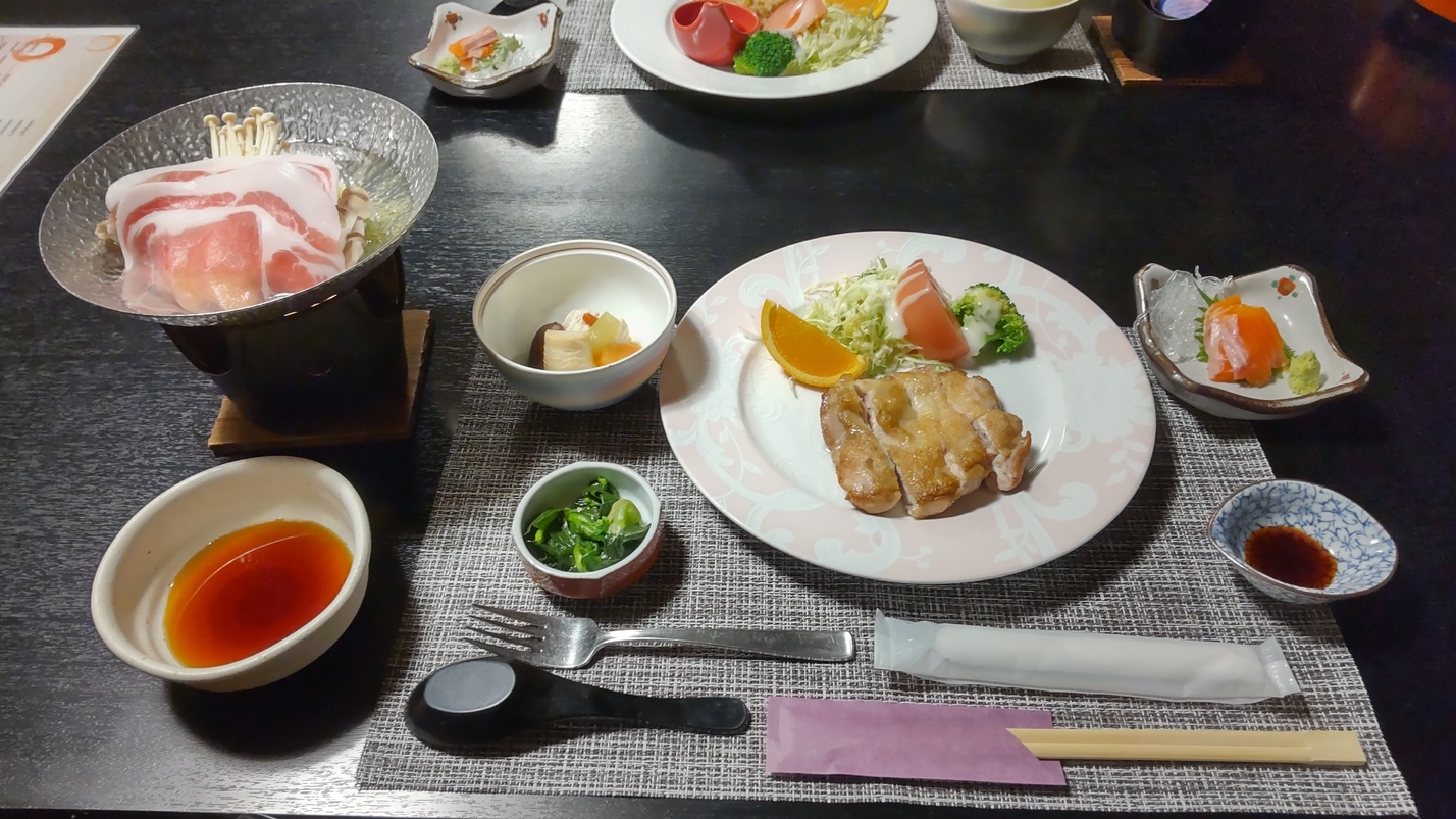 ＃簡単な夕食「メイン料理＝チキンのソテー・御造り・煮物・小鍋」　　※メイン料理を飛騨牛へ変更できます
