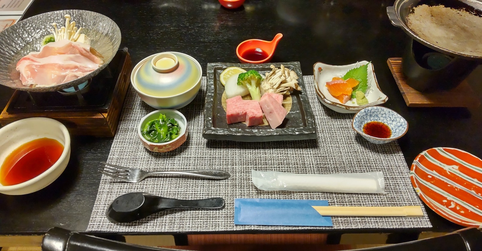 ＃簡単な夕食「メイン料理＝チキンのソテー・御造り・煮物・小鍋」　　※メイン料理を飛騨牛へ変更できます