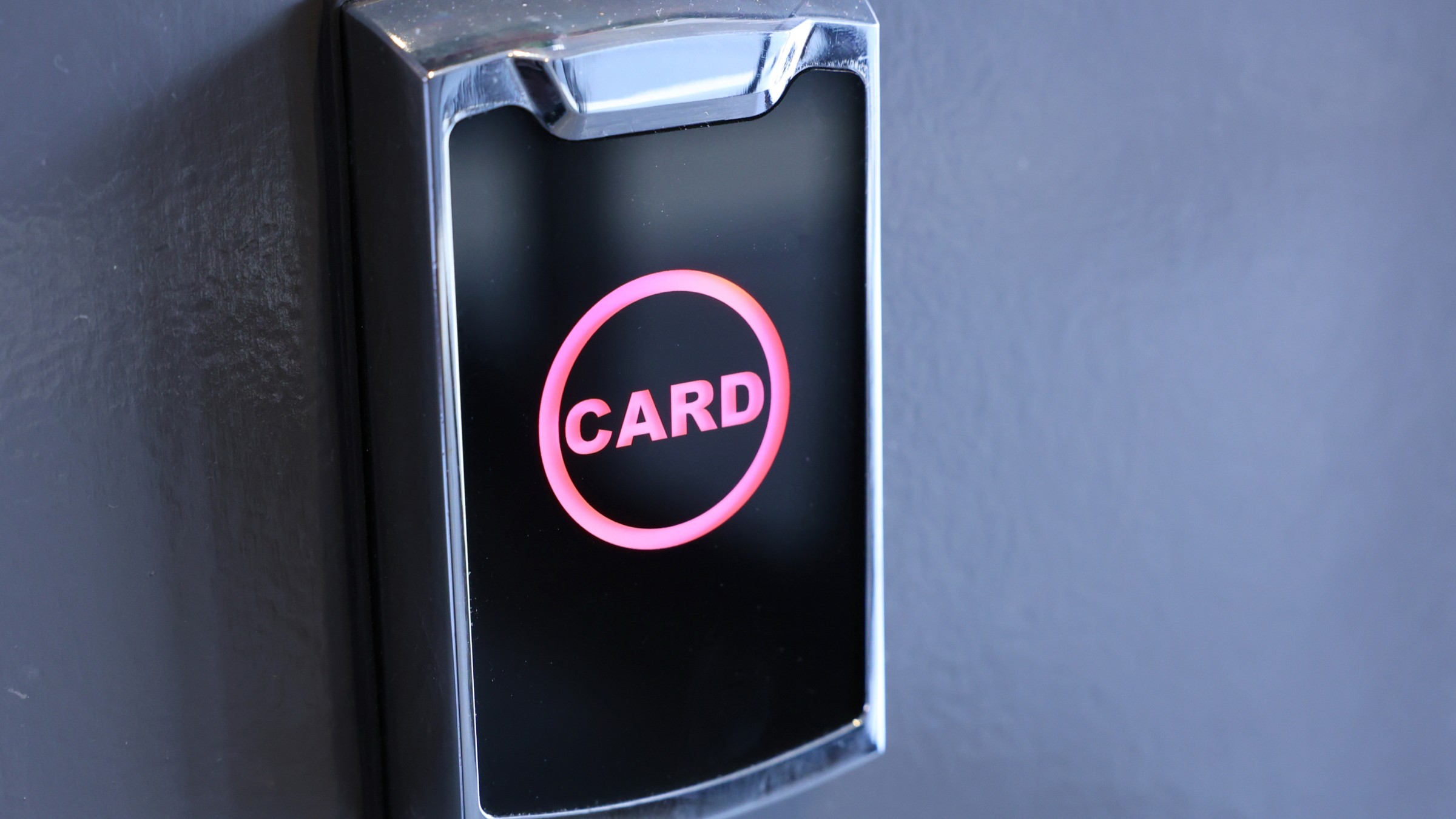 館内設備　0～5時までは施錠いたします。客室カードキーで解錠できます。