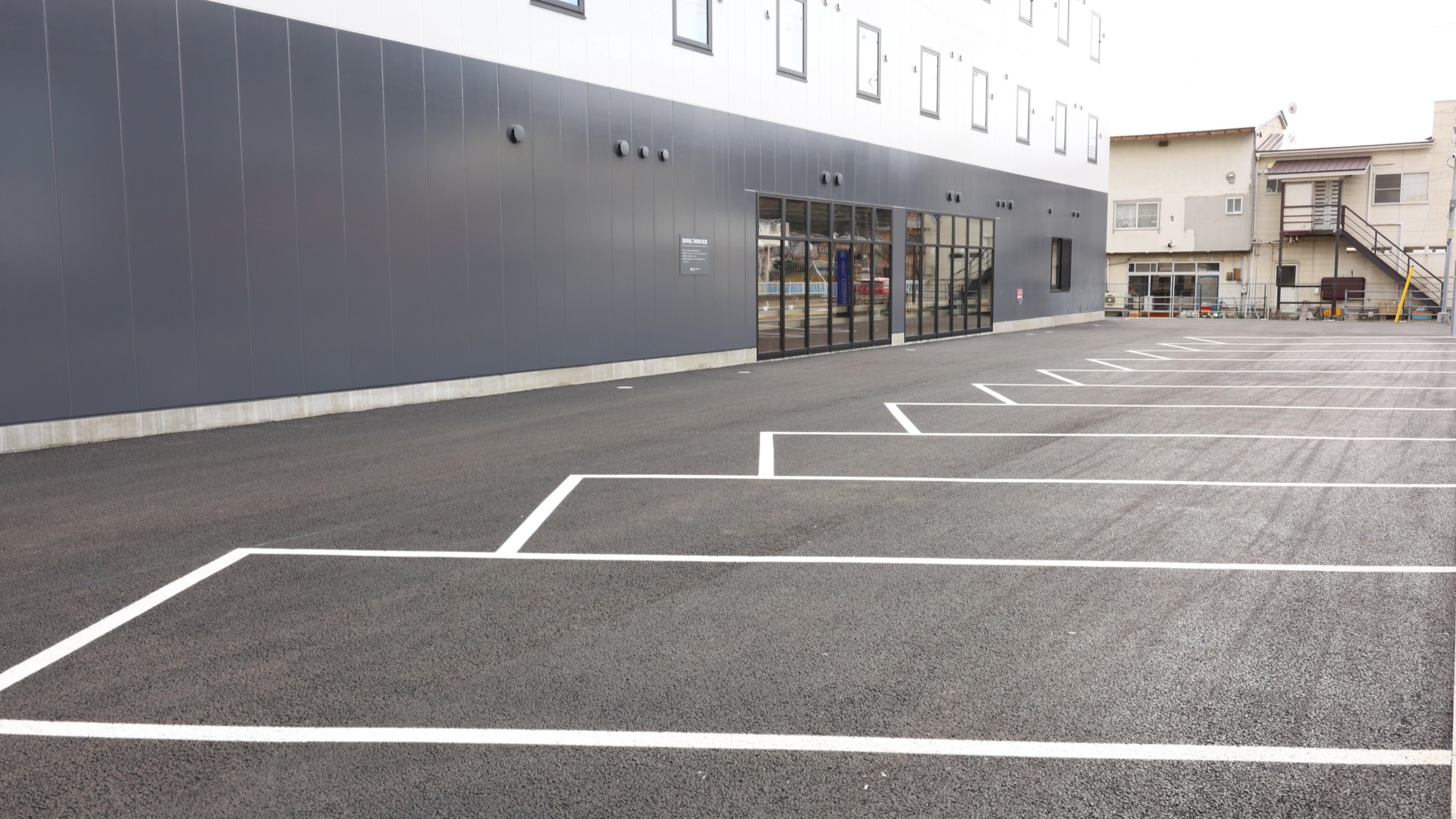 館内設備　館内駐車場（先着順）