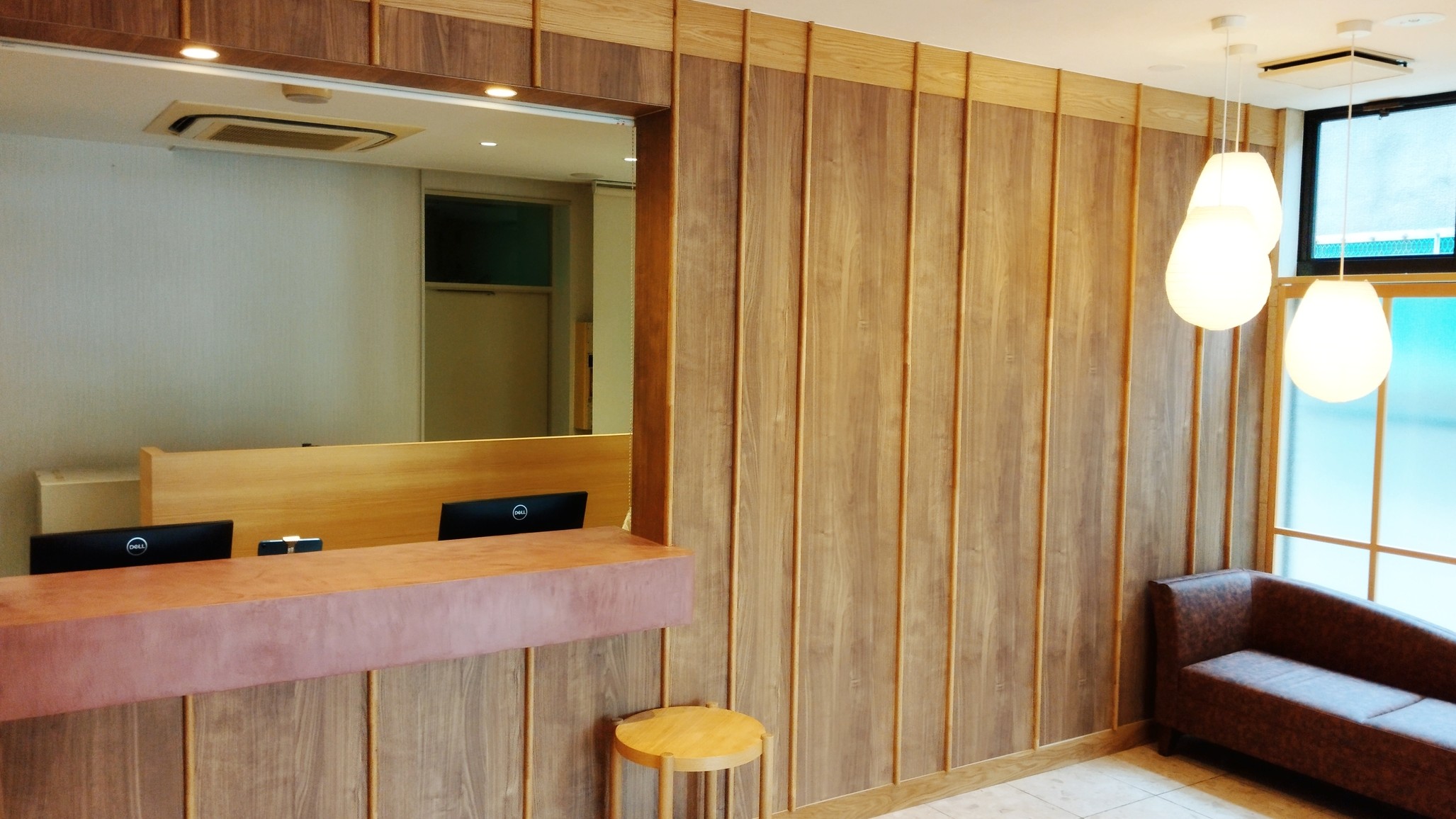 木の温もりが感じられるフロント