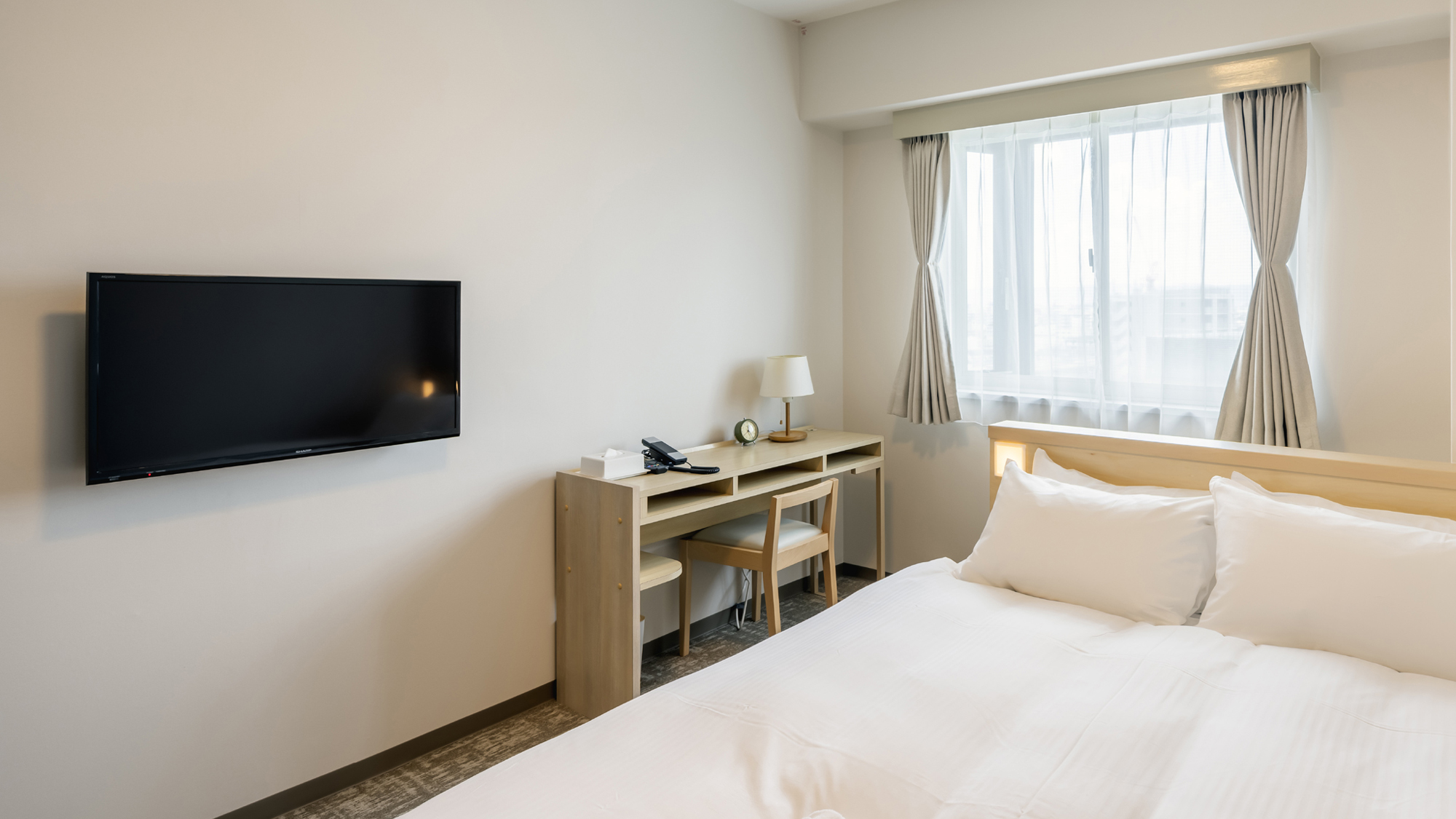 スタジオアパートメント　ダブル（１７平米・ベッド幅１６０㎝ x １台 ）