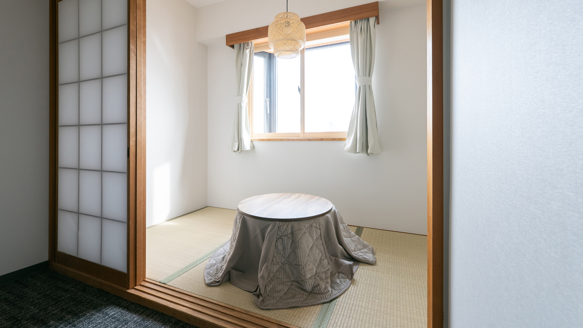 洋室に畳スペースを備えたお部屋。冬はこたつで、和のぬくもりをお楽しみいただけます。