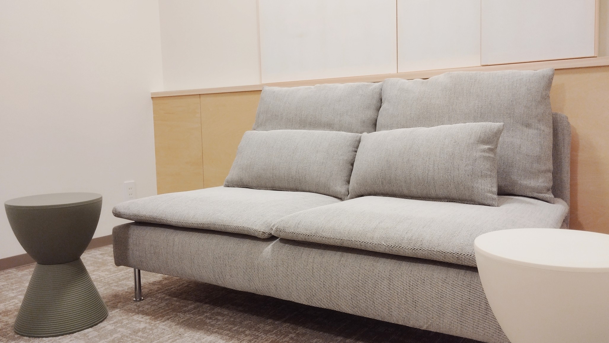 ソファつきの広々としたお部屋