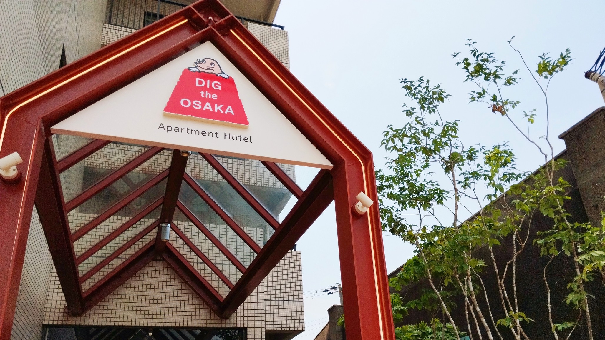 可愛いモグラのロゴがお出迎えします