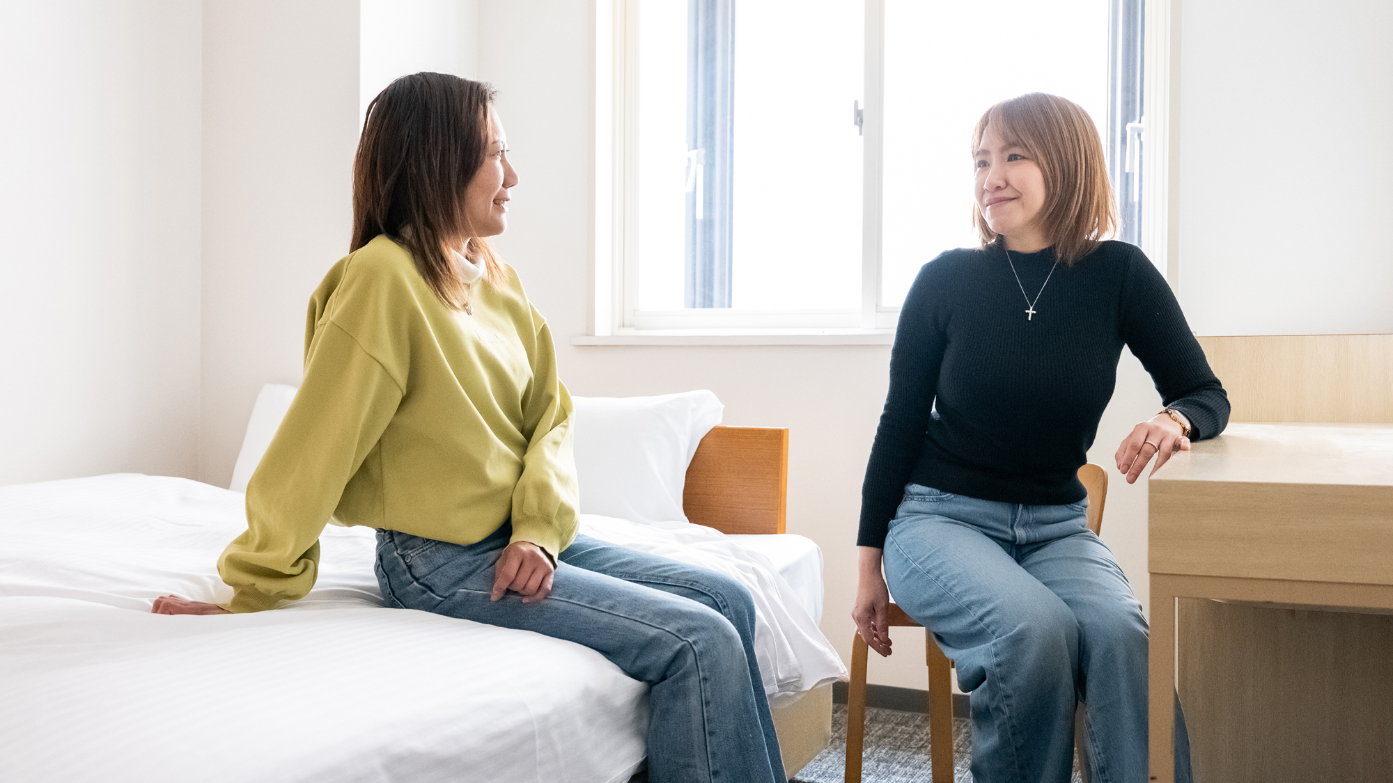 １７平米のお部屋にクイーンサイズのベッド。お二人でもゆったり快適にお過ごしいただけます。