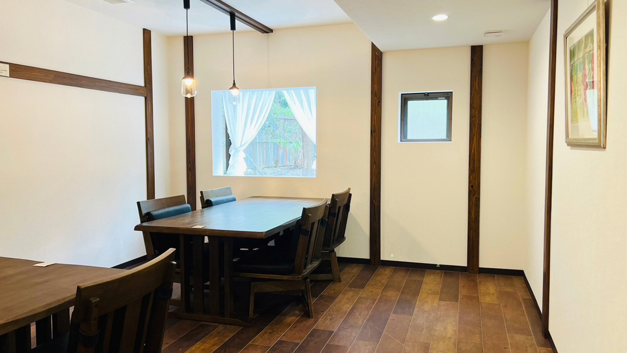 ・【レストラン】窓からの自然光が差し込む開放感漂う個室。プライベート空間でゆったりお食事を楽しめます