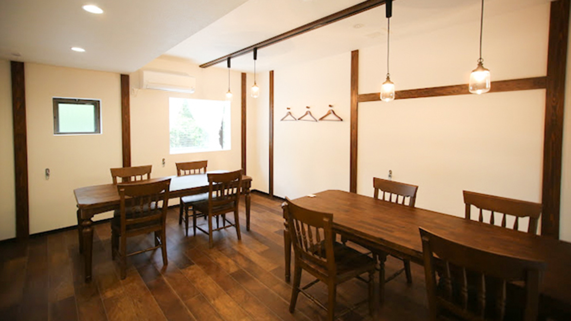 ・【レストラン】木の温もりを感じる空間が落ち着く雰囲気を演出。お連れ様とのお食事時間をご堪能ください