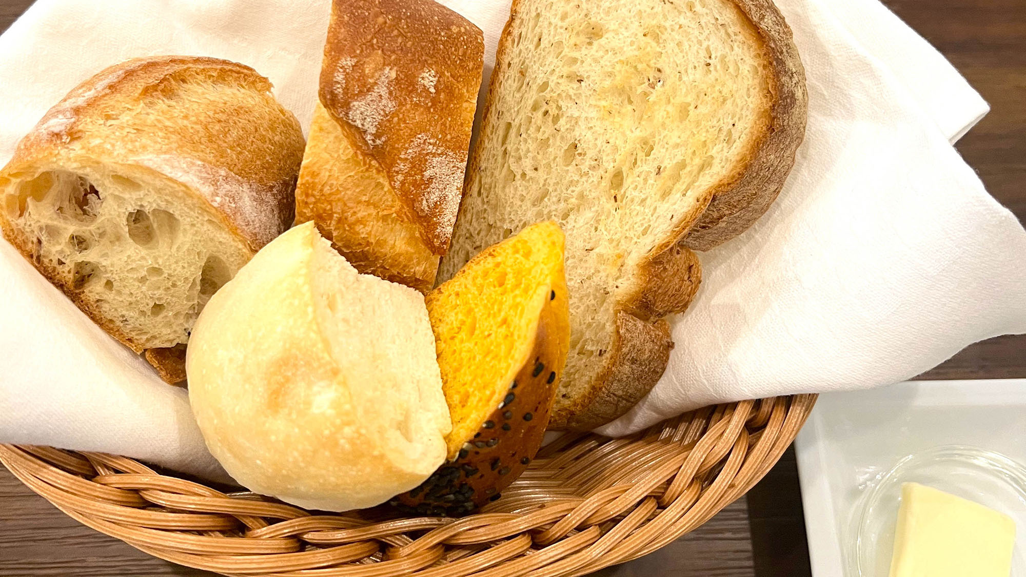 ・【コース料理一例】『イングランドストリート』の特製ブレッド～地元ベーカリーのこだわりセレクション～