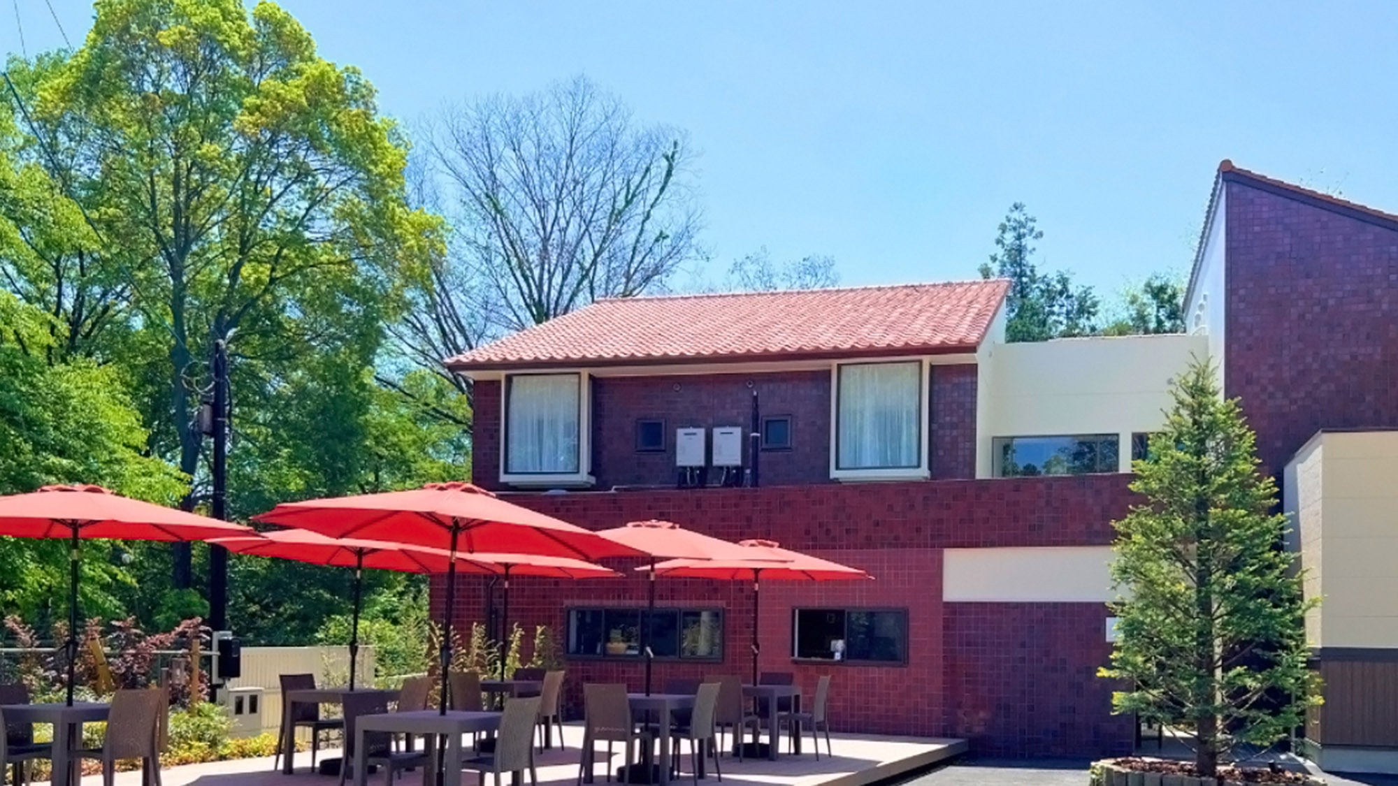 ・【外観】所沢のトトロの森に佇む泊まれるレストラン。所沢牛や狭山茶など地元食材を使ったお食事が自慢