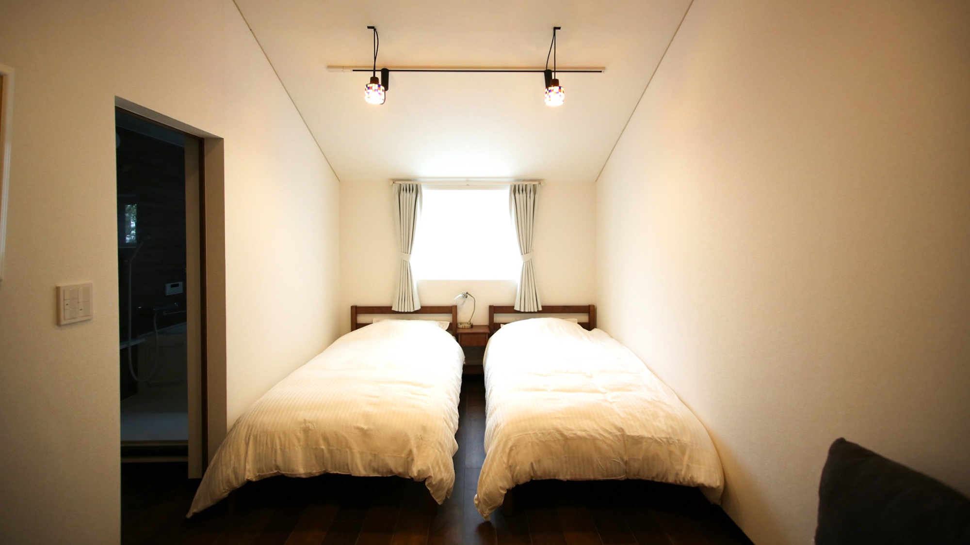 ・【客室／ツイン】窓から自然の光が差し込み、目覚めの良い朝を迎えられそうです