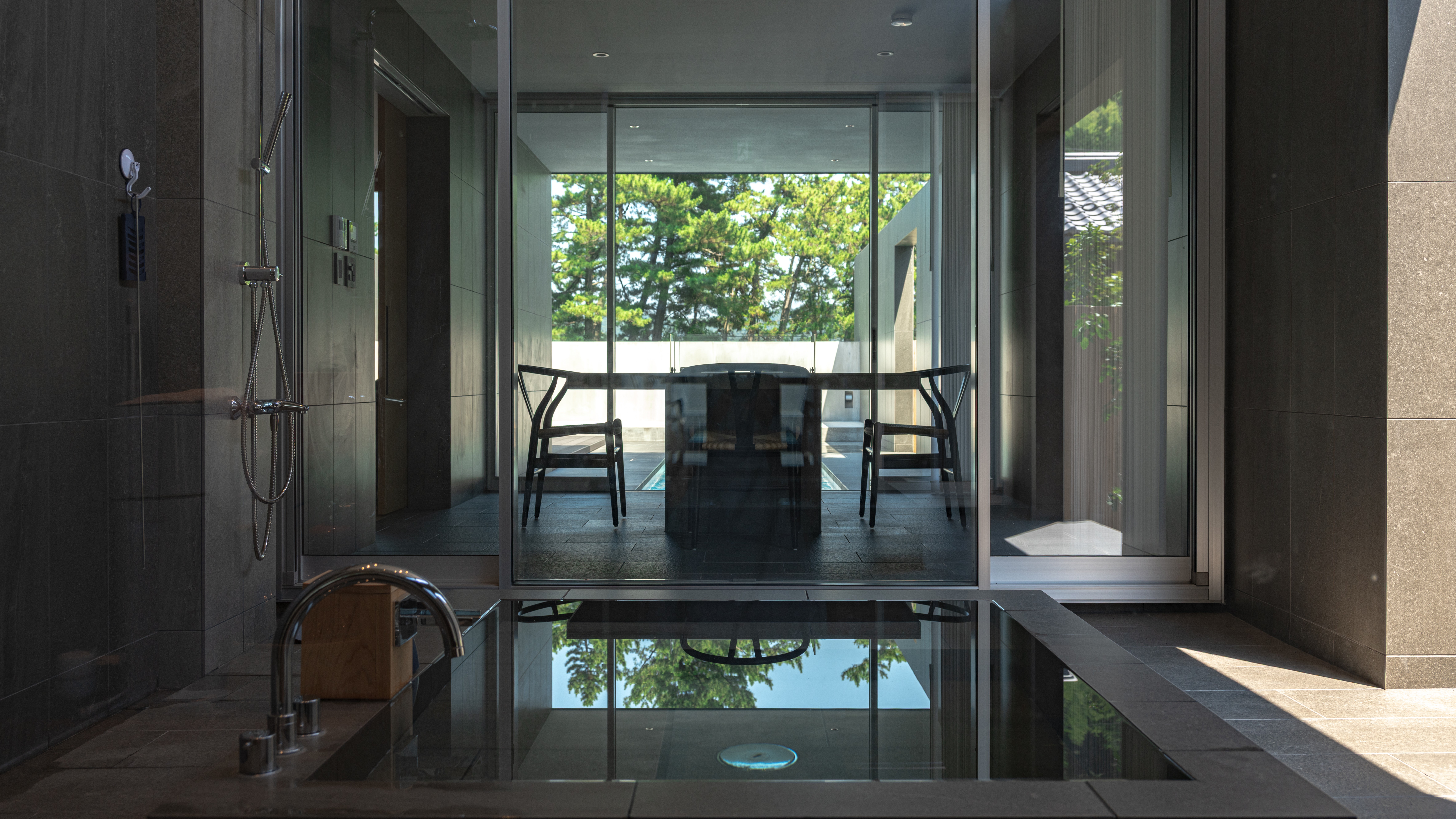 【calm（カーム）】露天風呂でゆったりと湯浴みを。