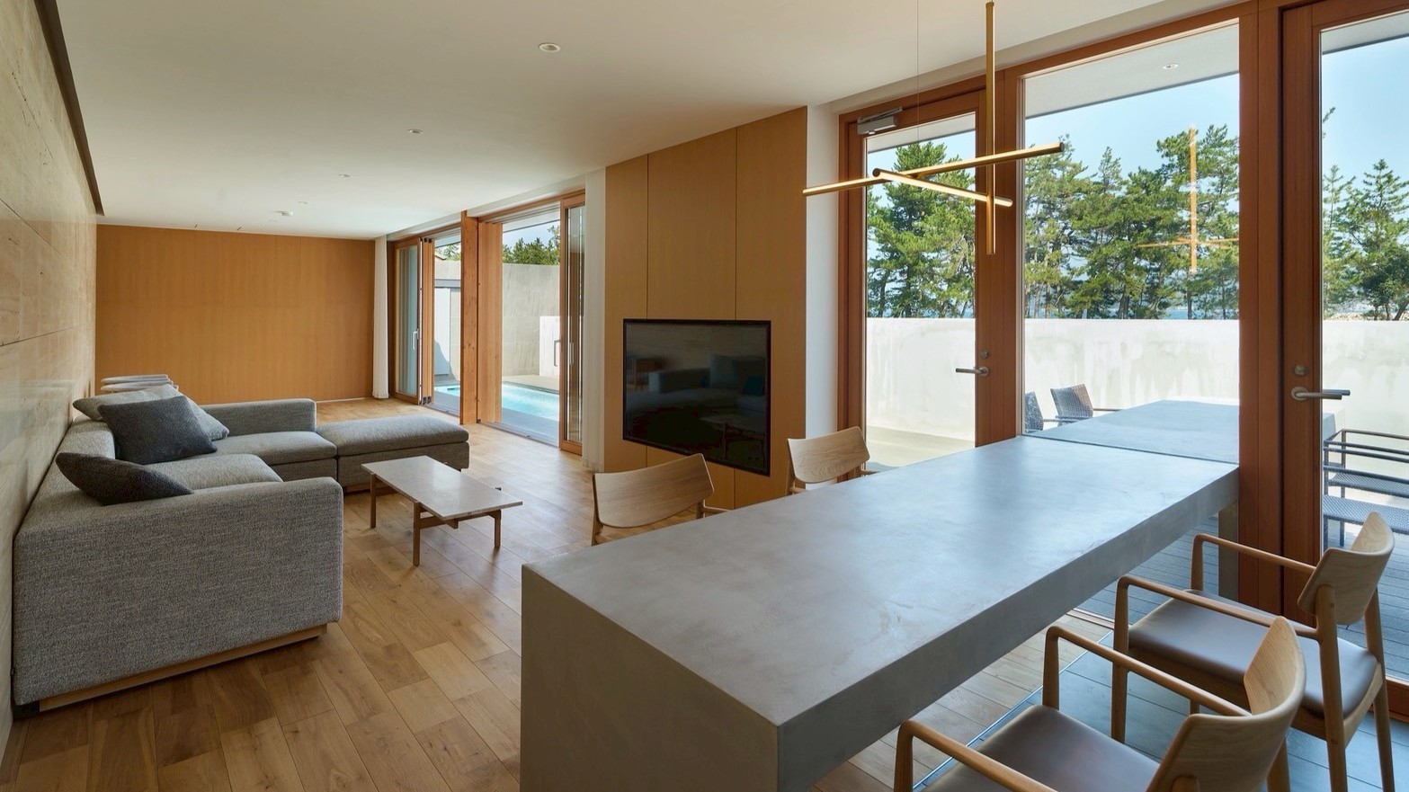 【aeon（エオン）】ゆったりと過ごせるプールビューのリビングダイニング。