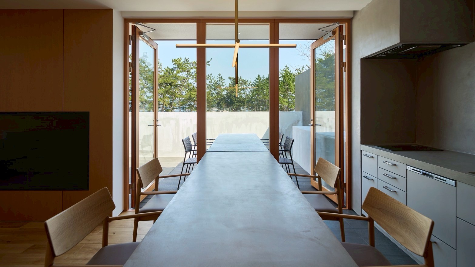 【aeon（エオン）】ゆったりと過ごせるプールビューのリビングダイニング。