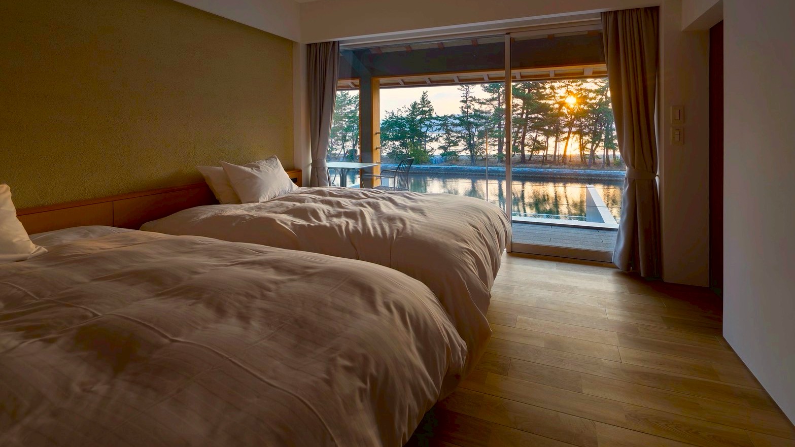 【calm（カーム）】天橋立の運河を望む2階テラス付ベッドルームから朝日を望む。