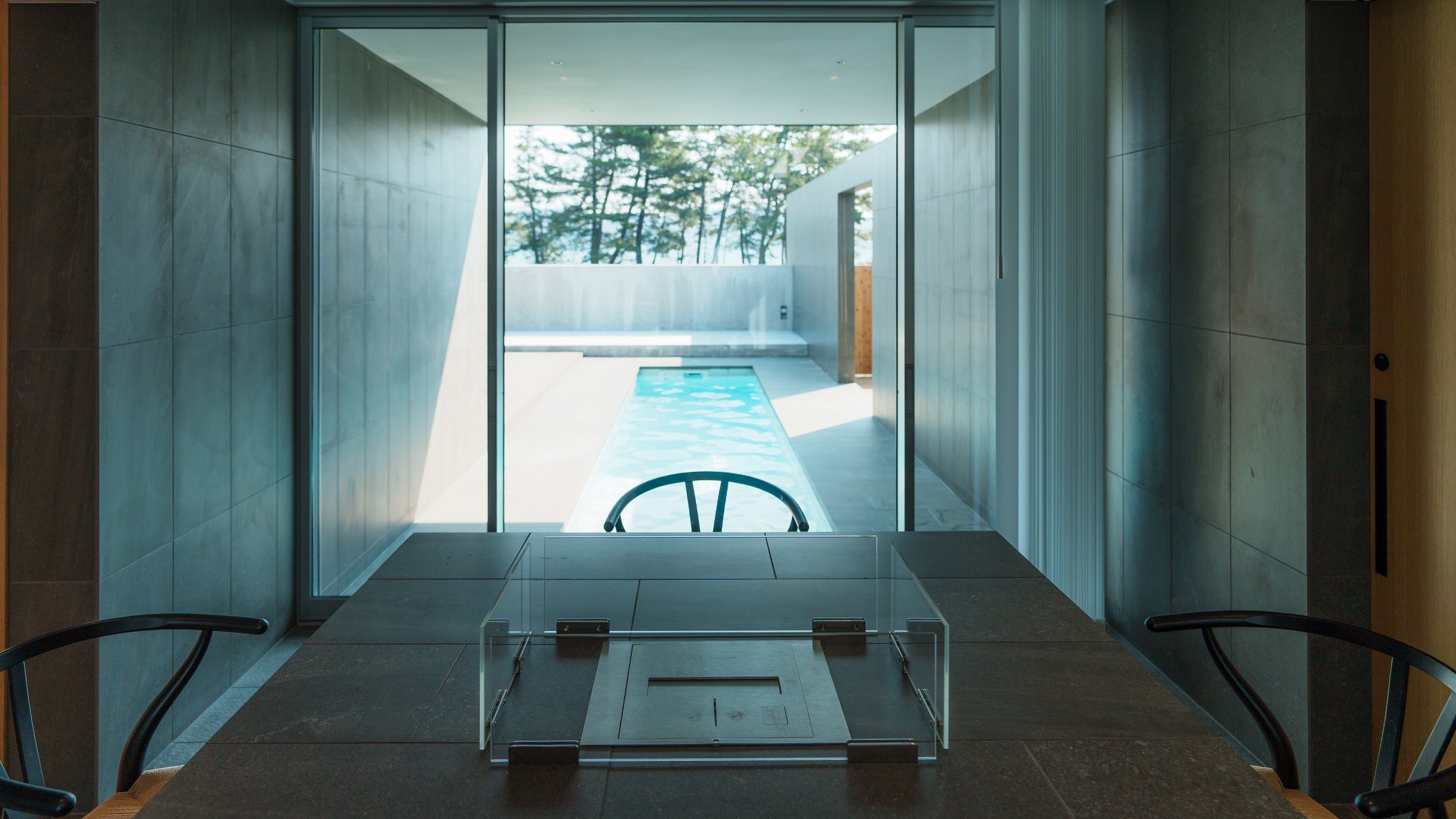 【calm（カーム）】キッチンを完備したダイニング。