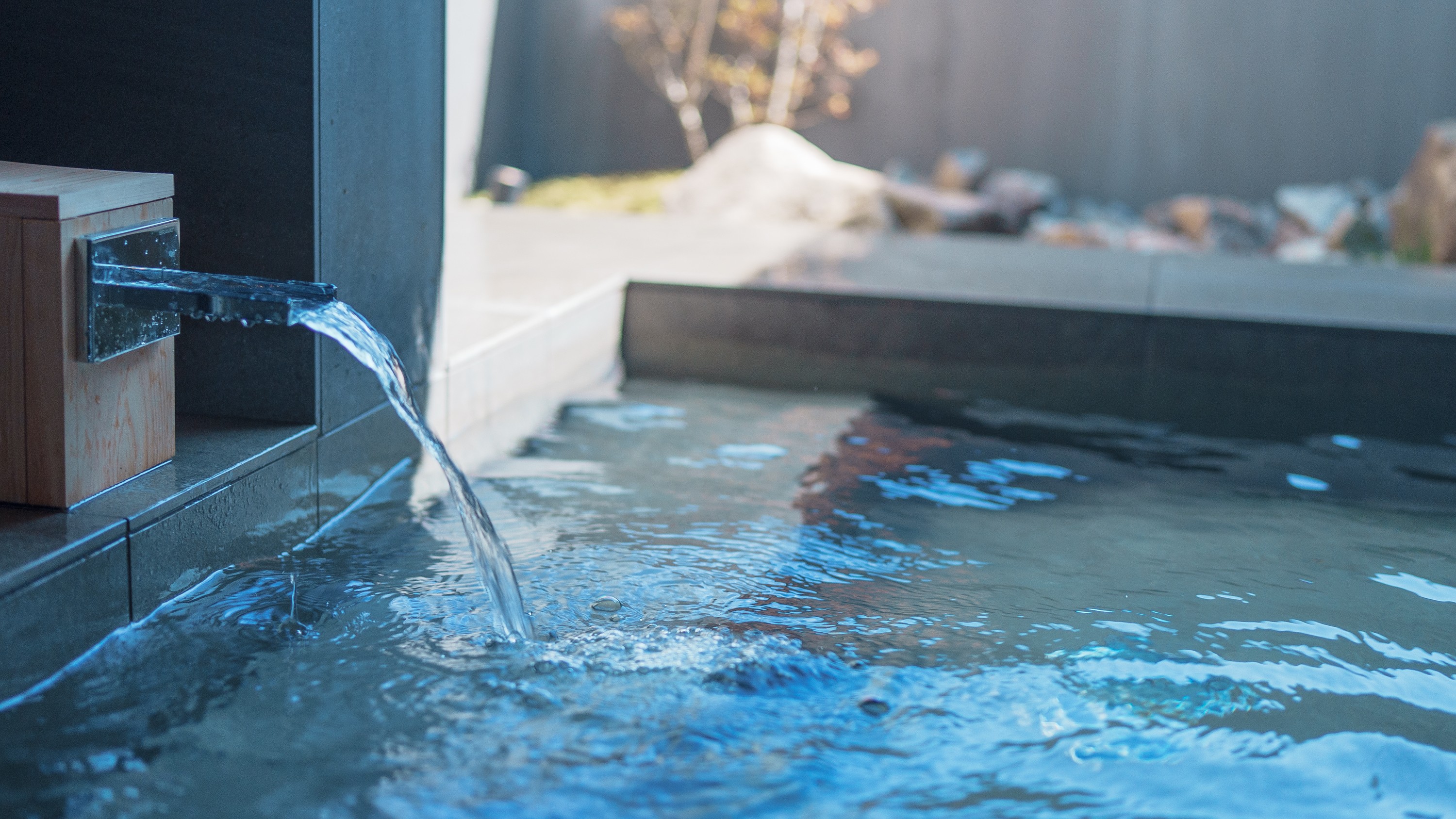 【bliss（ブリス）】露天風呂でゆったりと湯浴みを愉しむ。