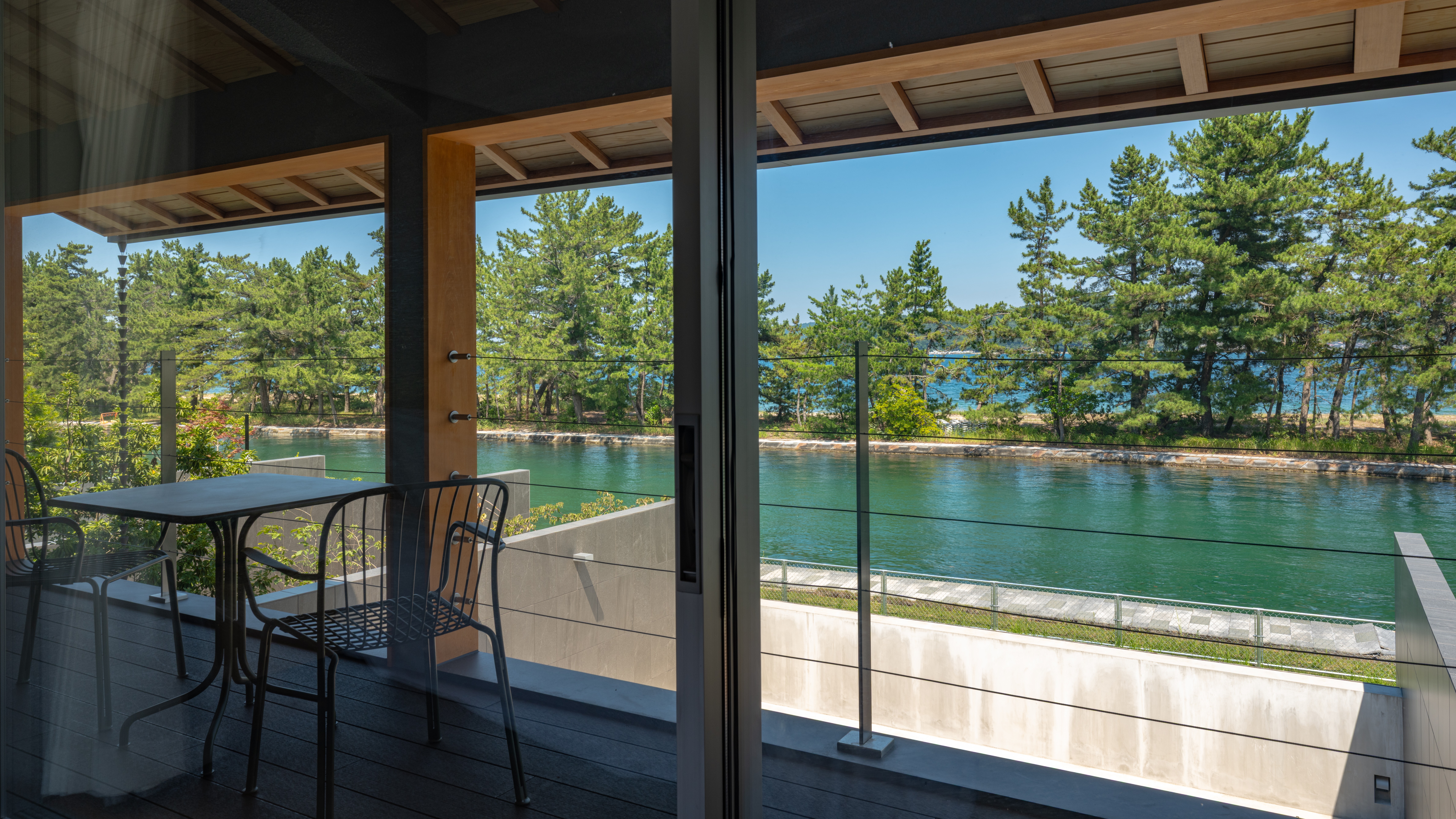 【calm（カーム）】天橋立の運河を望む2階テラス付ベッドルーム。