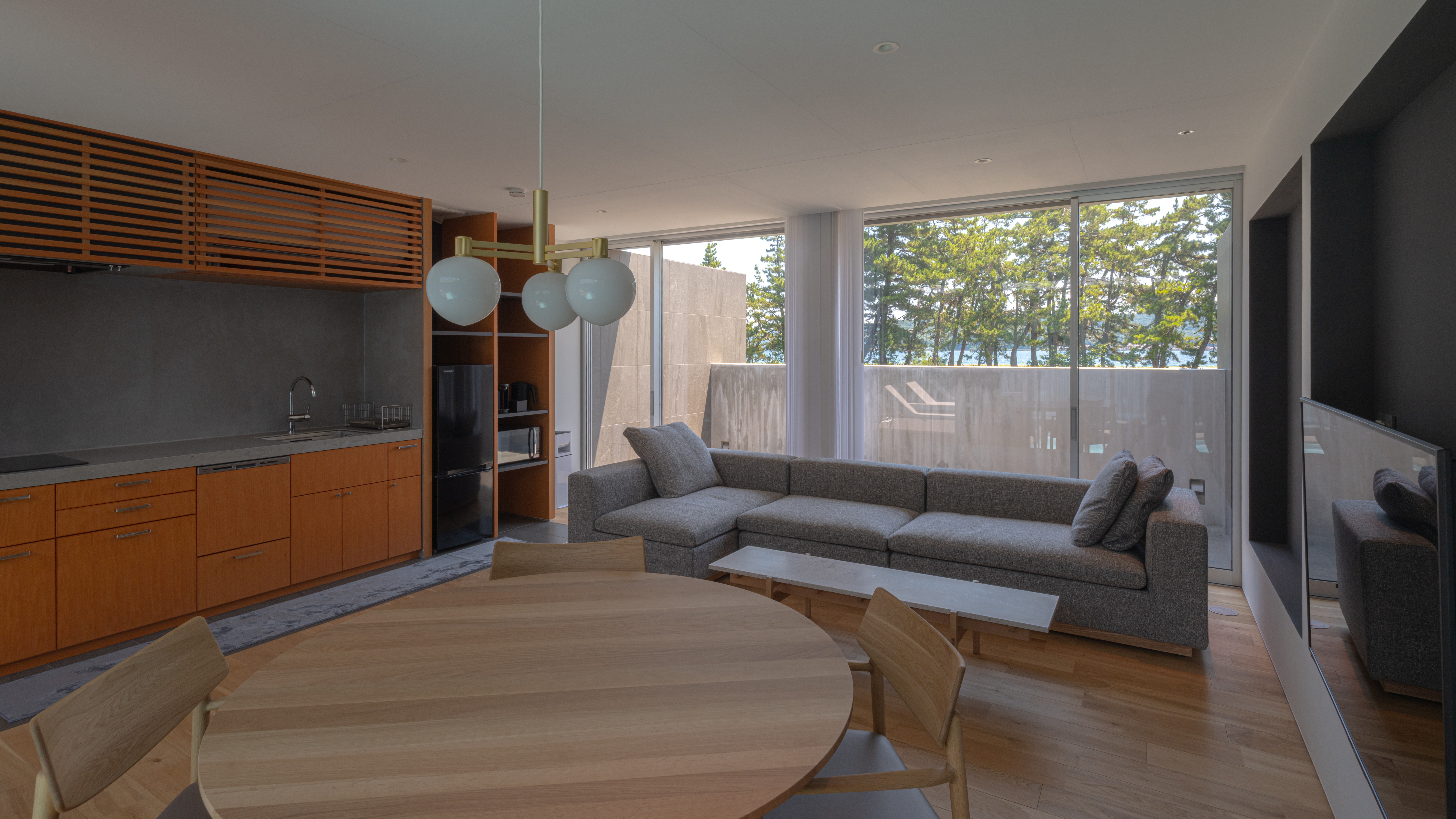 【bliss（ブリス）】天橋立を望み、ゆったりと寛げるリビング。