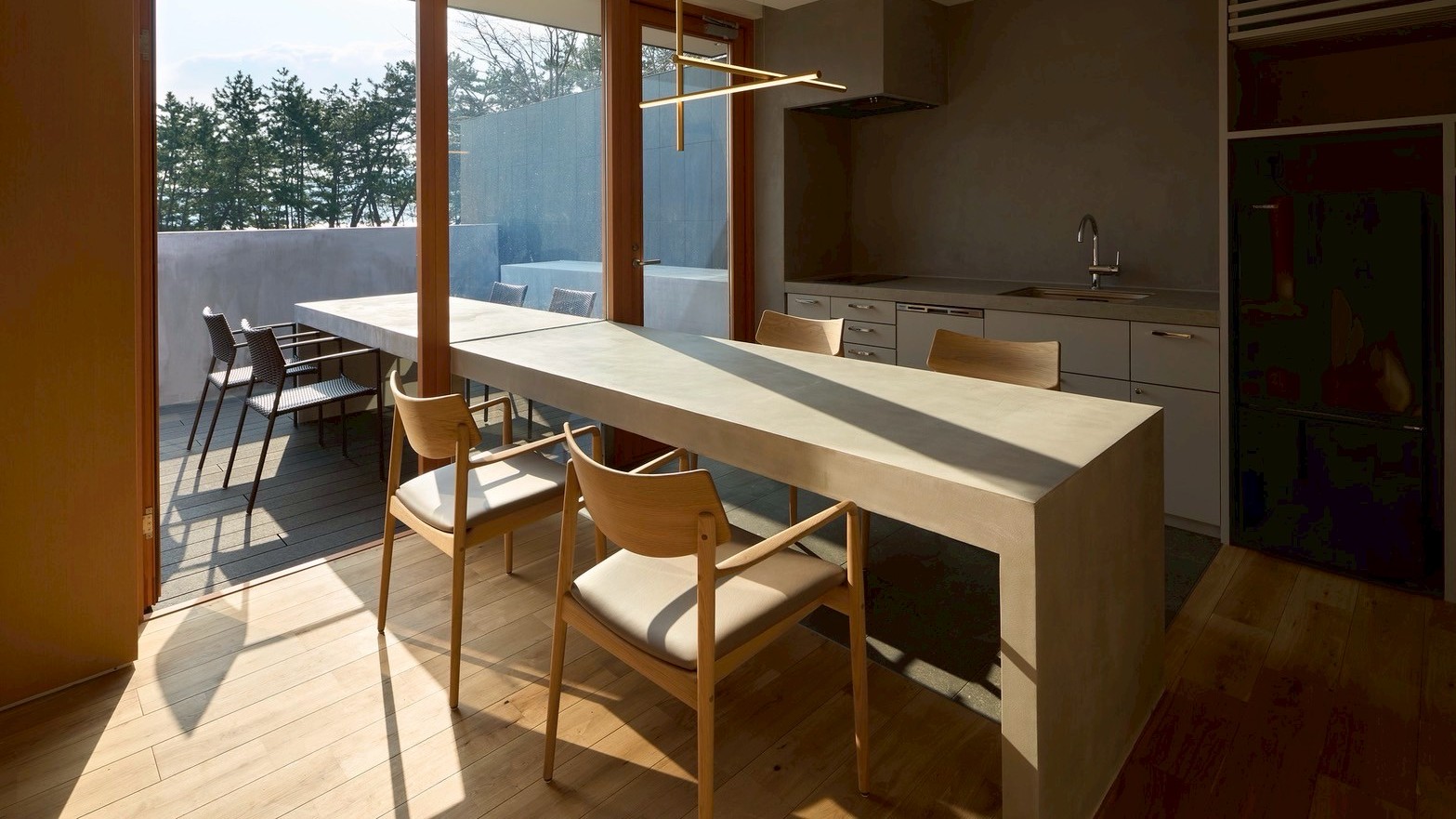 【aeon（エオン）】ゆったりと過ごせるプールビューのリビングダイニング。