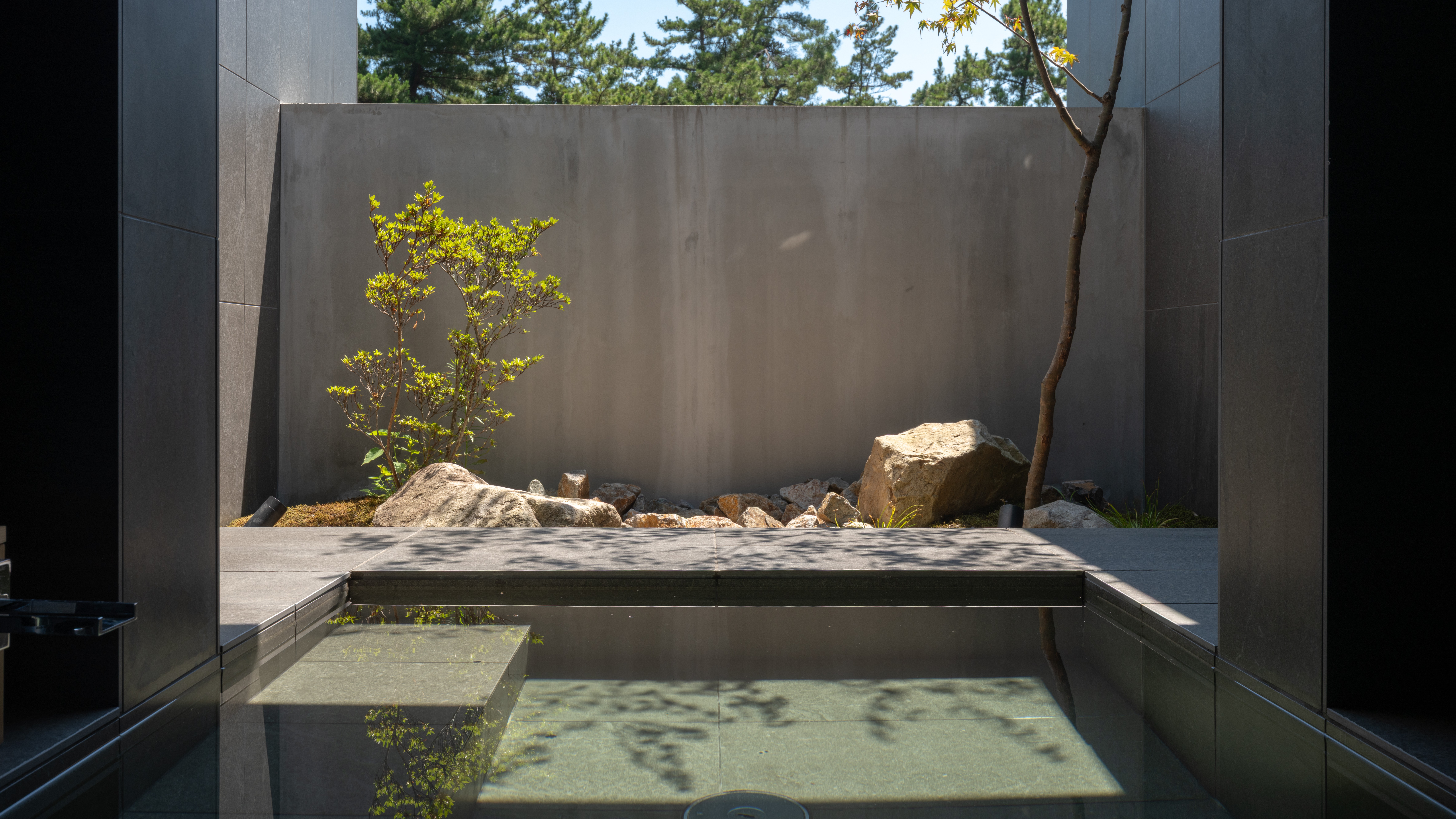 【bliss（ブリス）】露天風呂でゆったりと湯浴みを愉しむ。