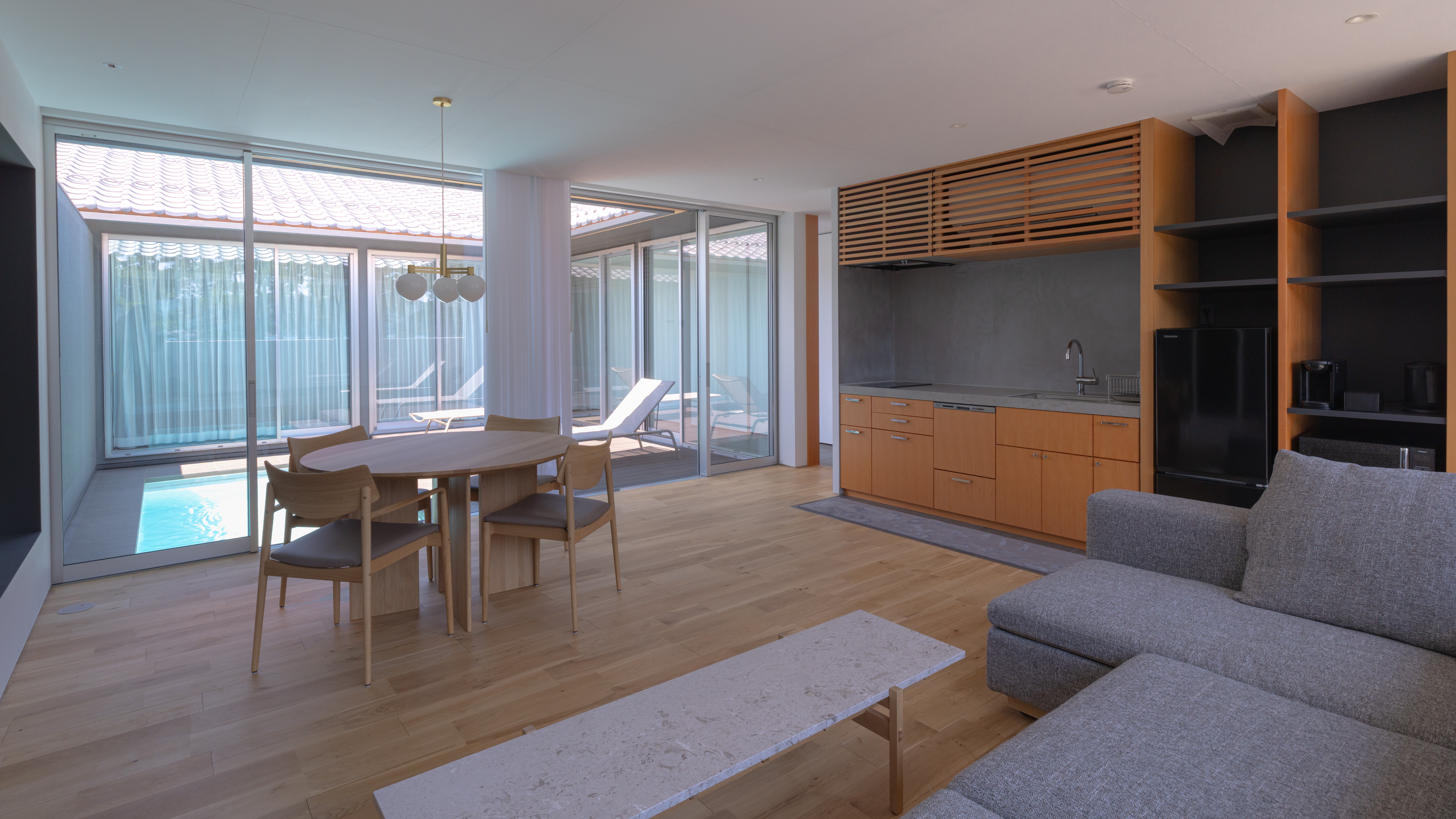 【bliss（ブリス）】天橋立を望み、ゆったりと寛げるリビング。