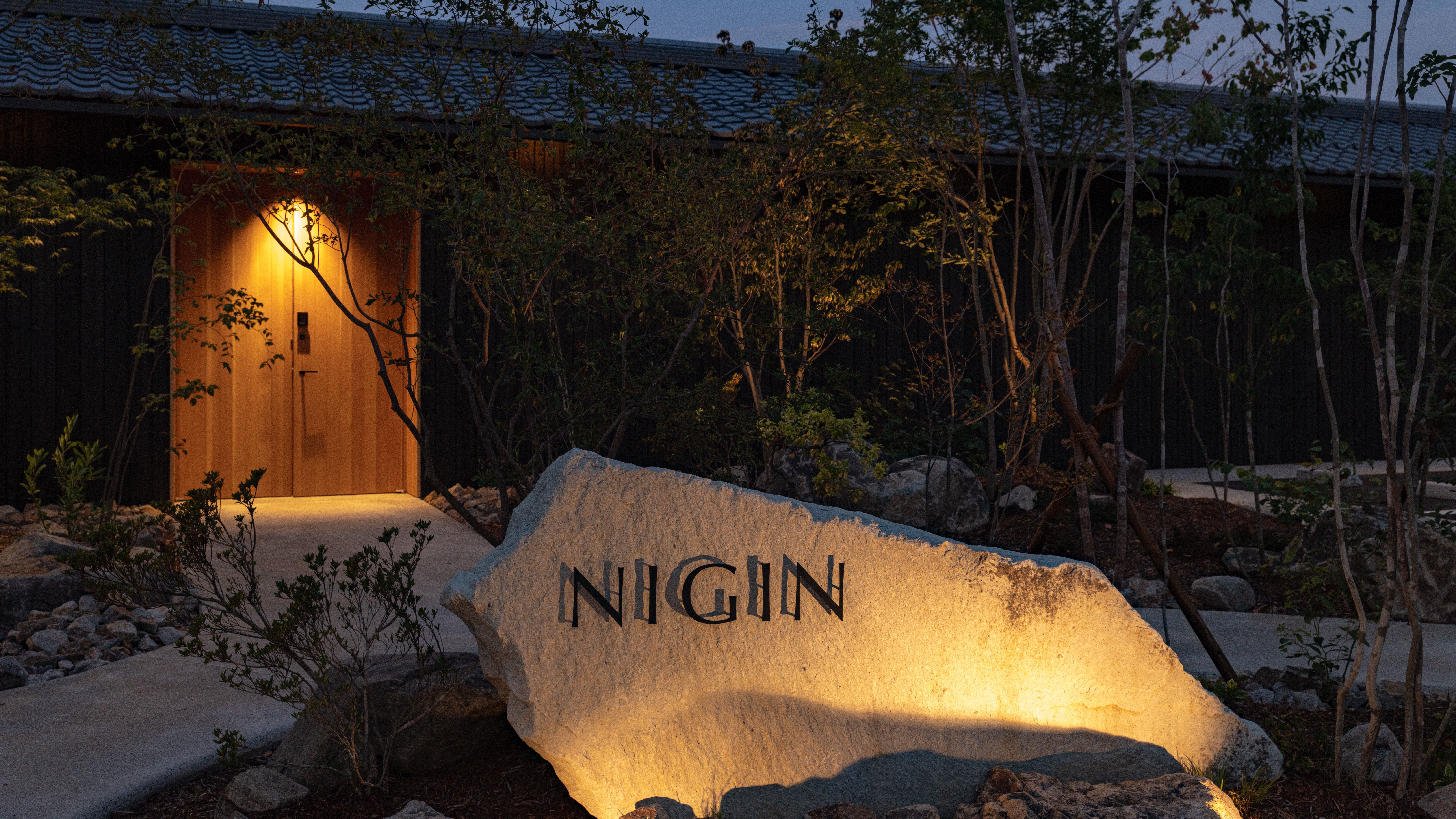 【外観】天橋立の運河沿いで、非日常の情景を味わう。