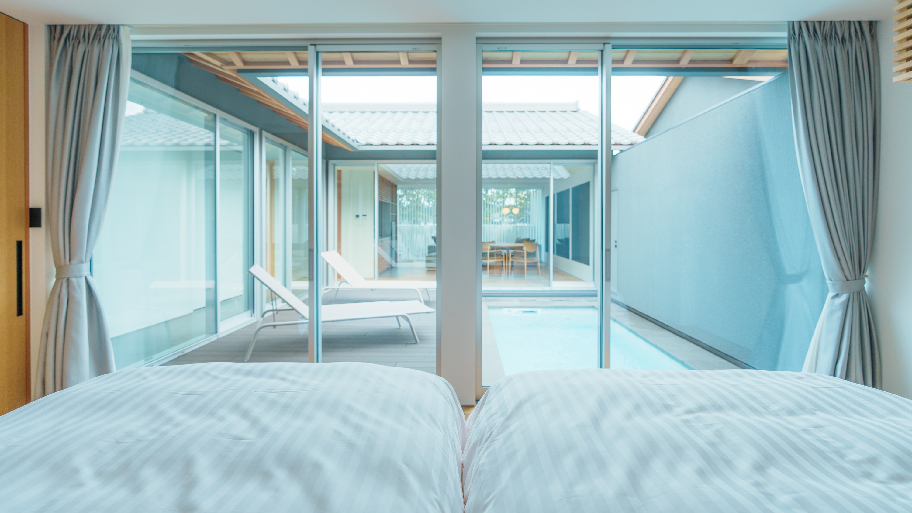 【bliss（ブリス）】プールビューのベッドルーム。