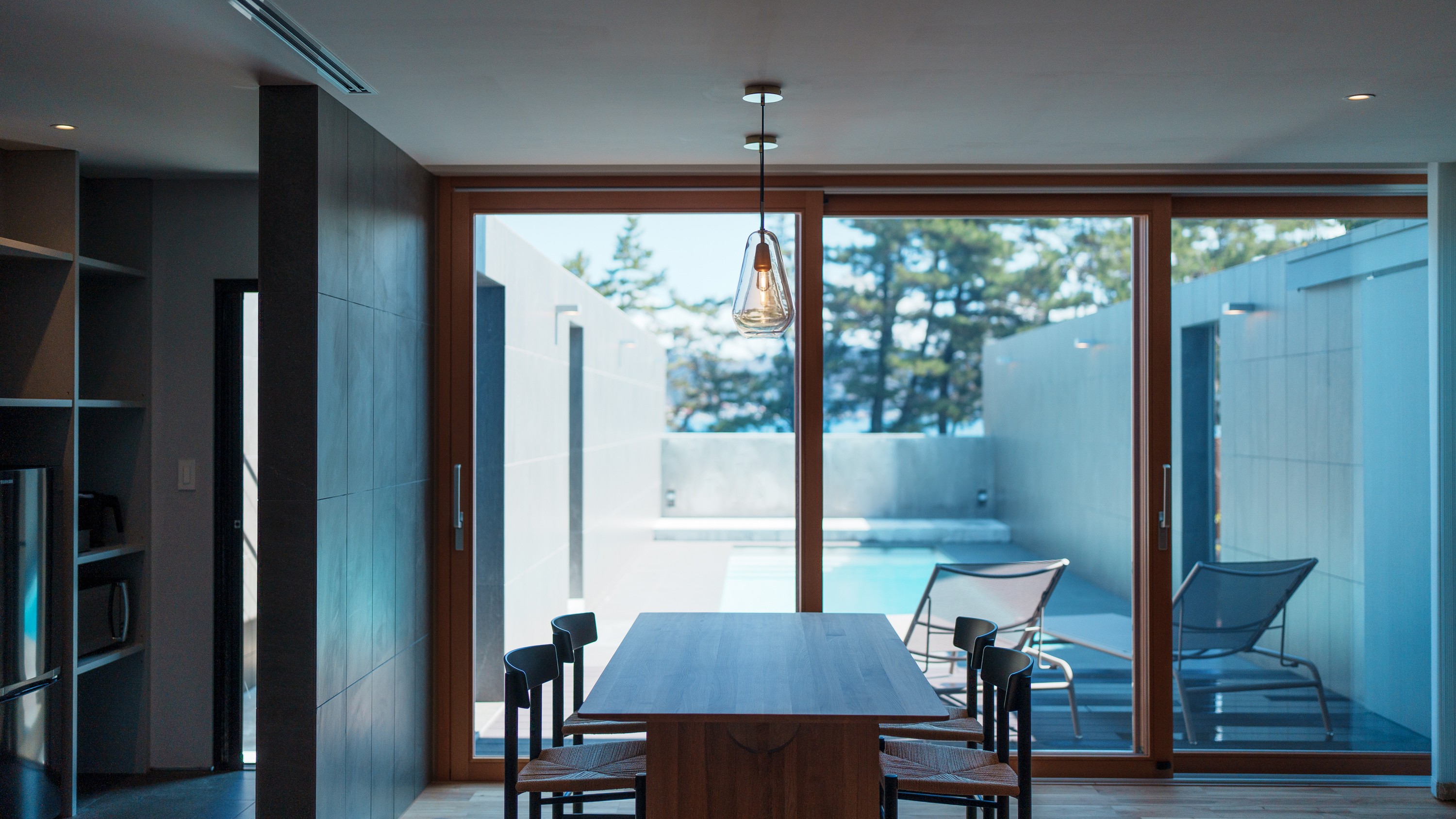 【dawn（ドーン）】プールビューのダイニングでゆったりと。