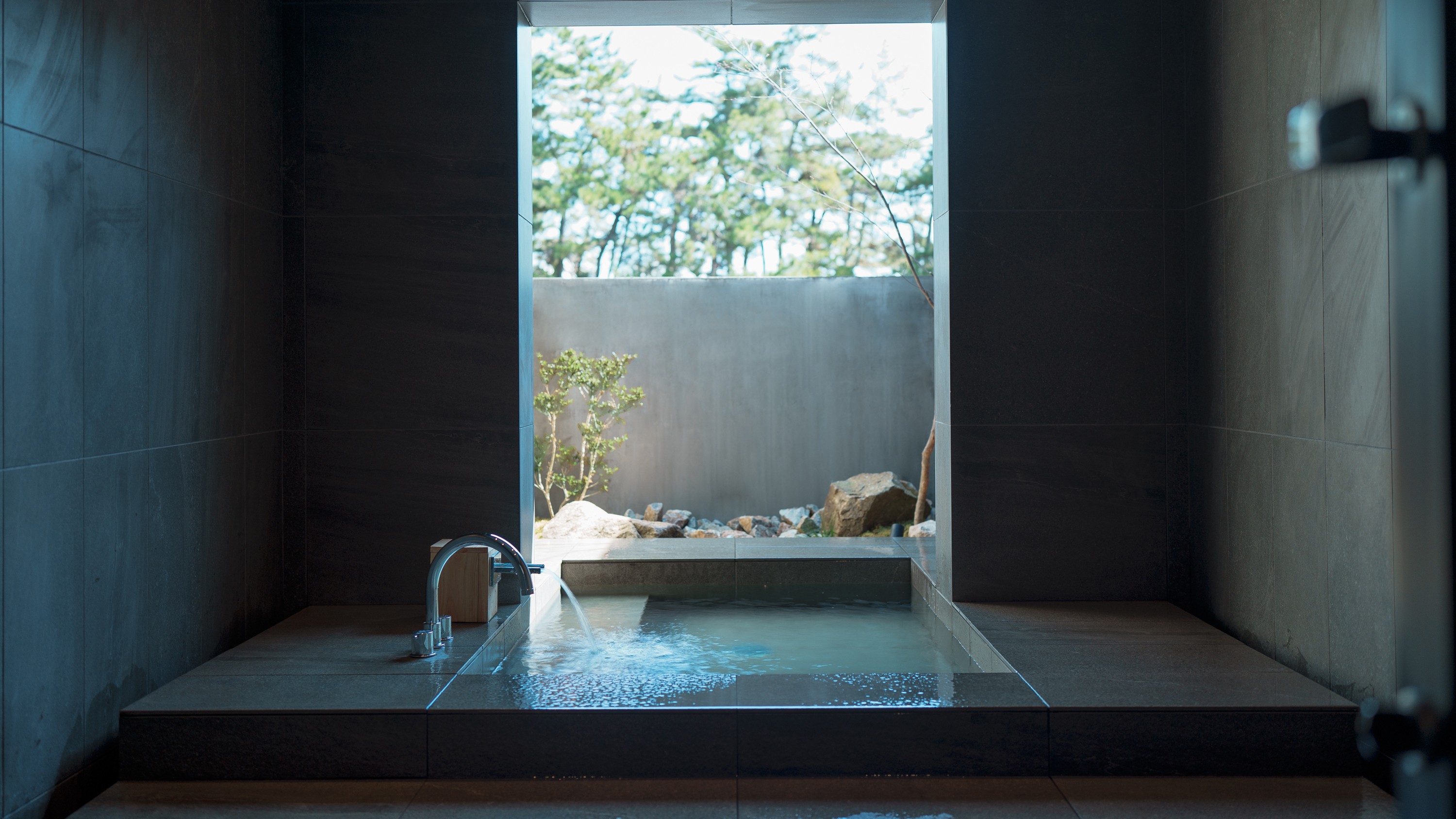 【bliss（ブリス）】露天風呂でゆったりと湯浴みを愉しむ。